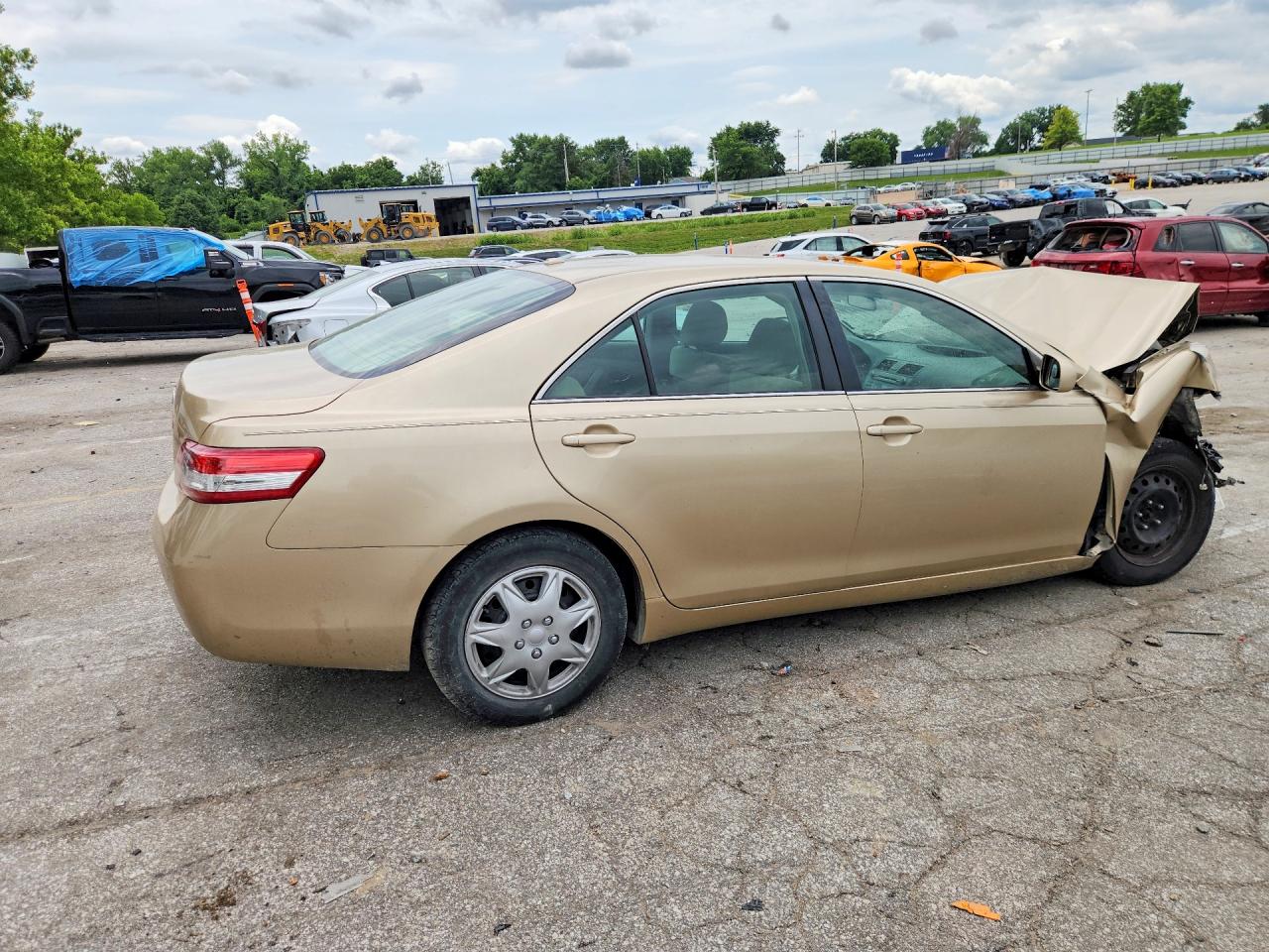 2011 Toyota Camry Le Gold vin: 4T1BF3EKXBU776727