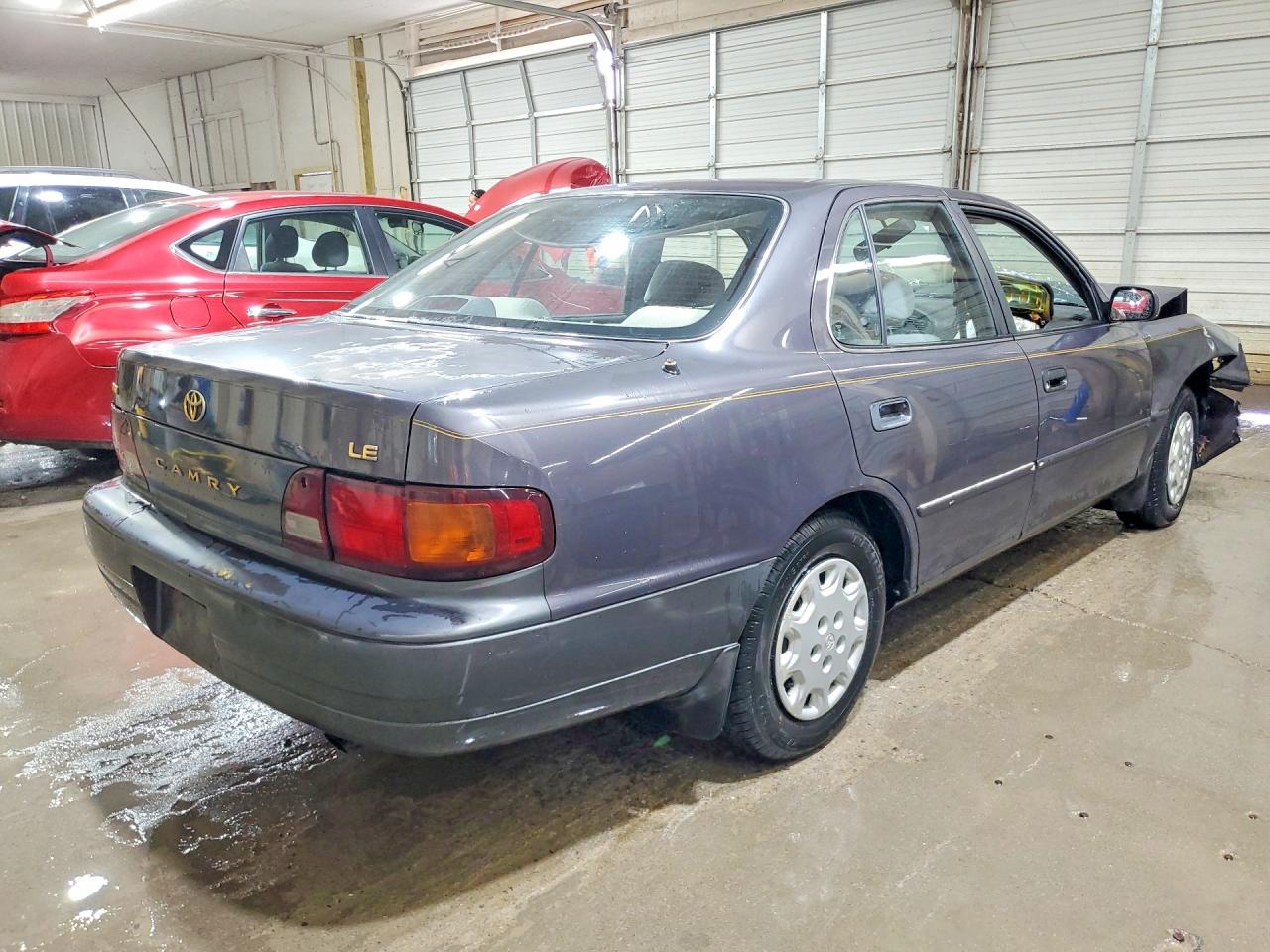 1996 Toyota Camry Le Gray vin: 4T1BG12K4TU947592