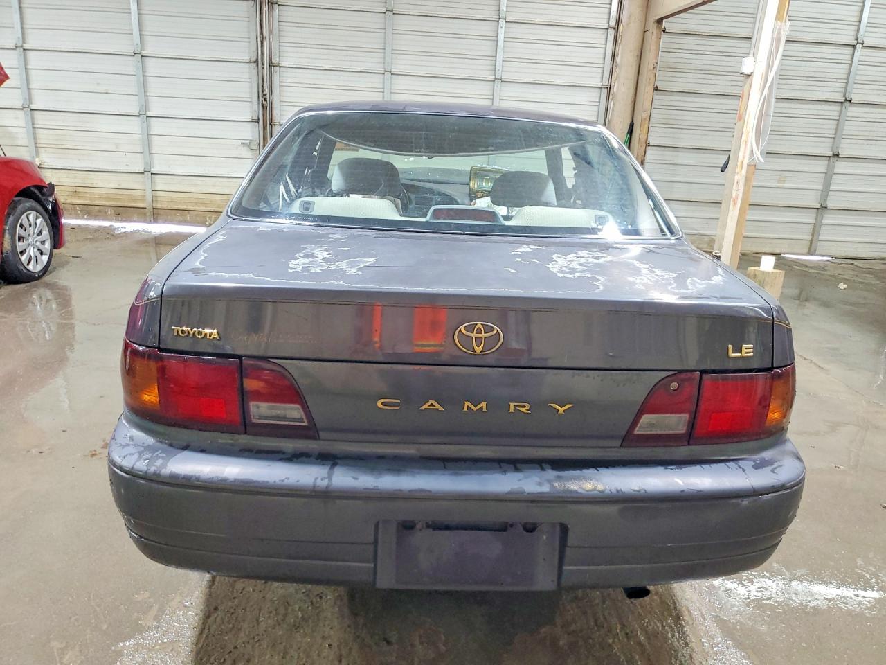 1996 Toyota Camry Le Gray vin: 4T1BG12K4TU947592
