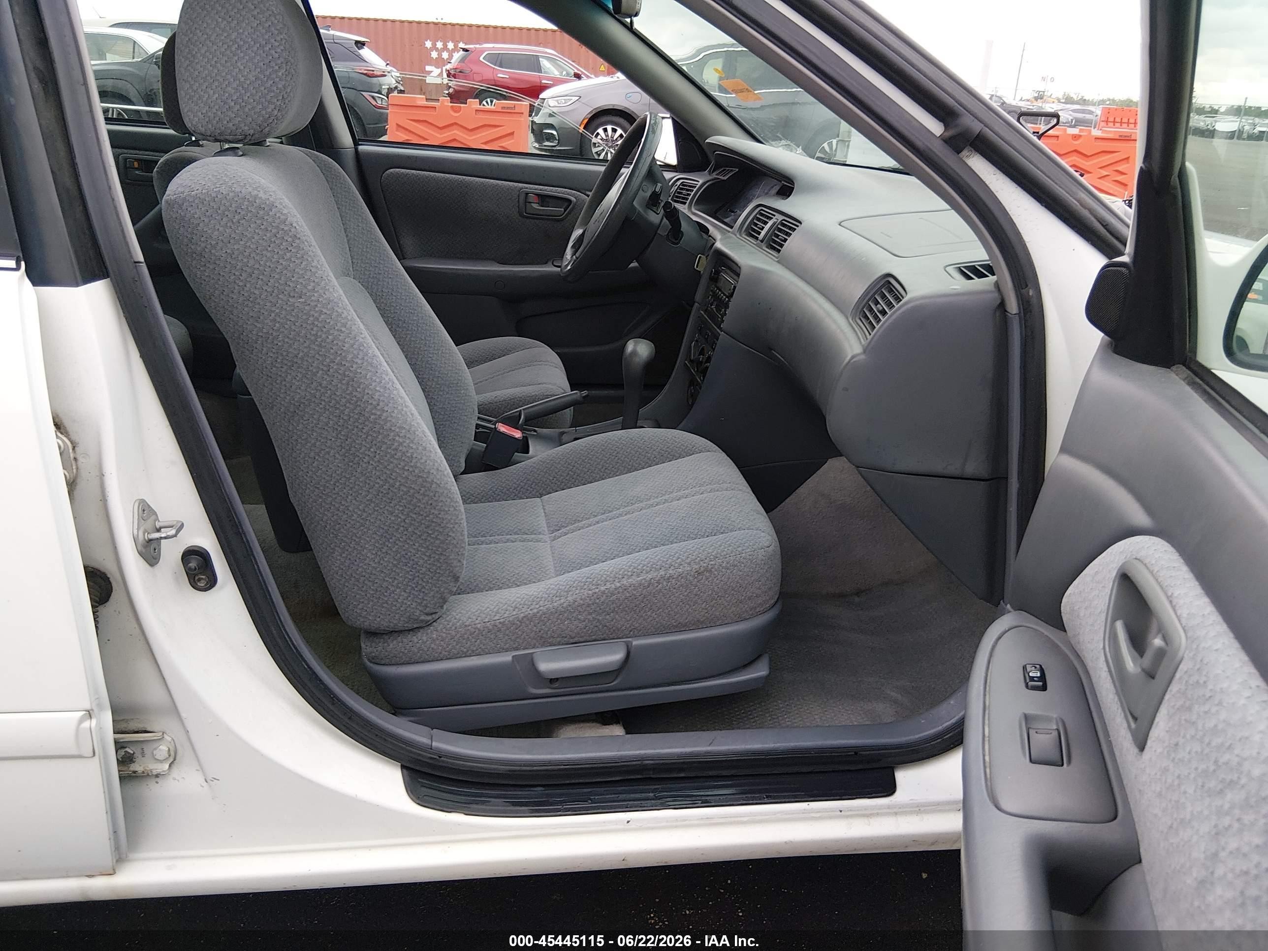 2001 Toyota Camry Le White vin: 4T1BG22K01U814718