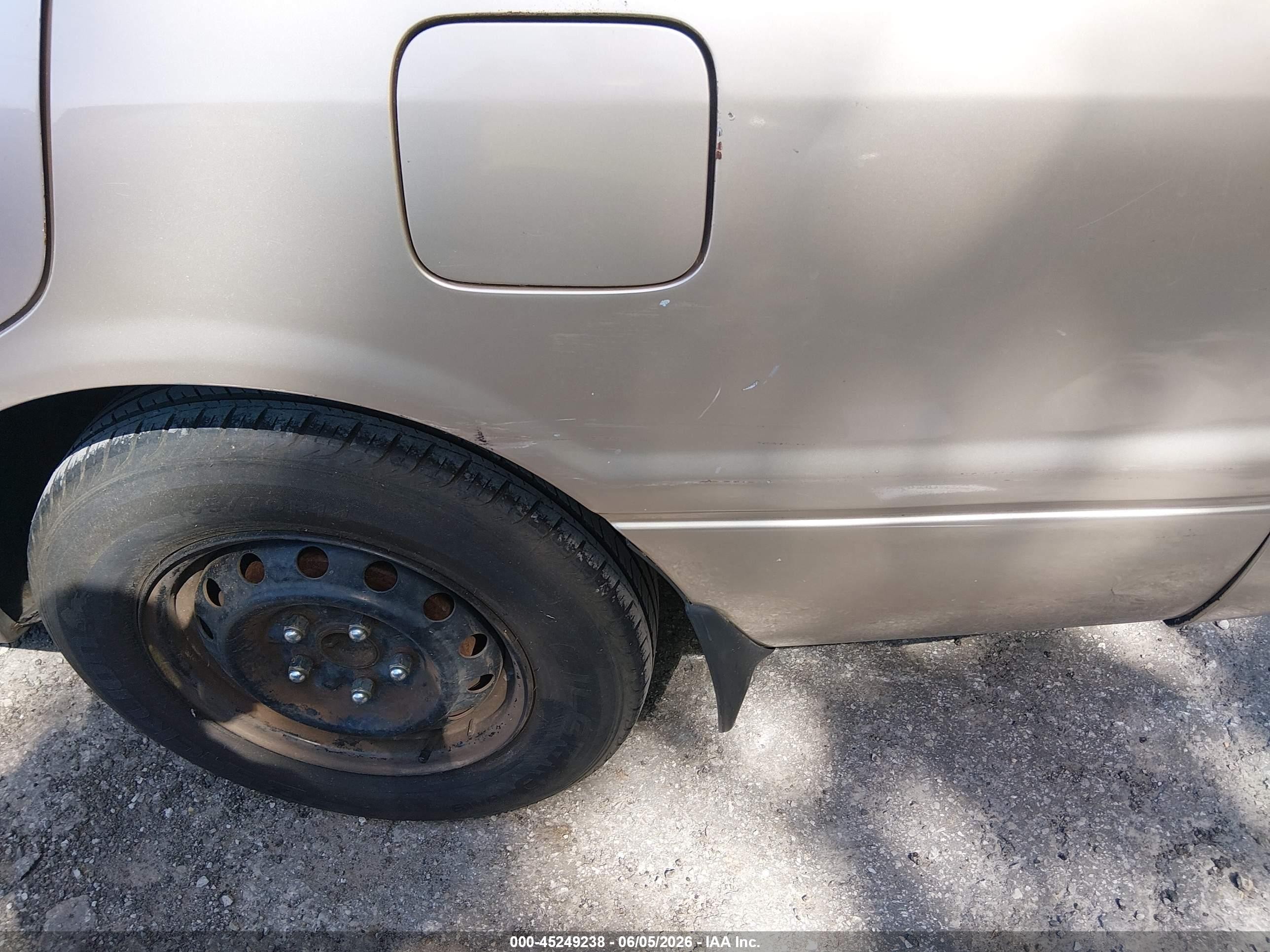 1998 Toyota Camry Le Gold vin: 4T1BG22K0WU334217
