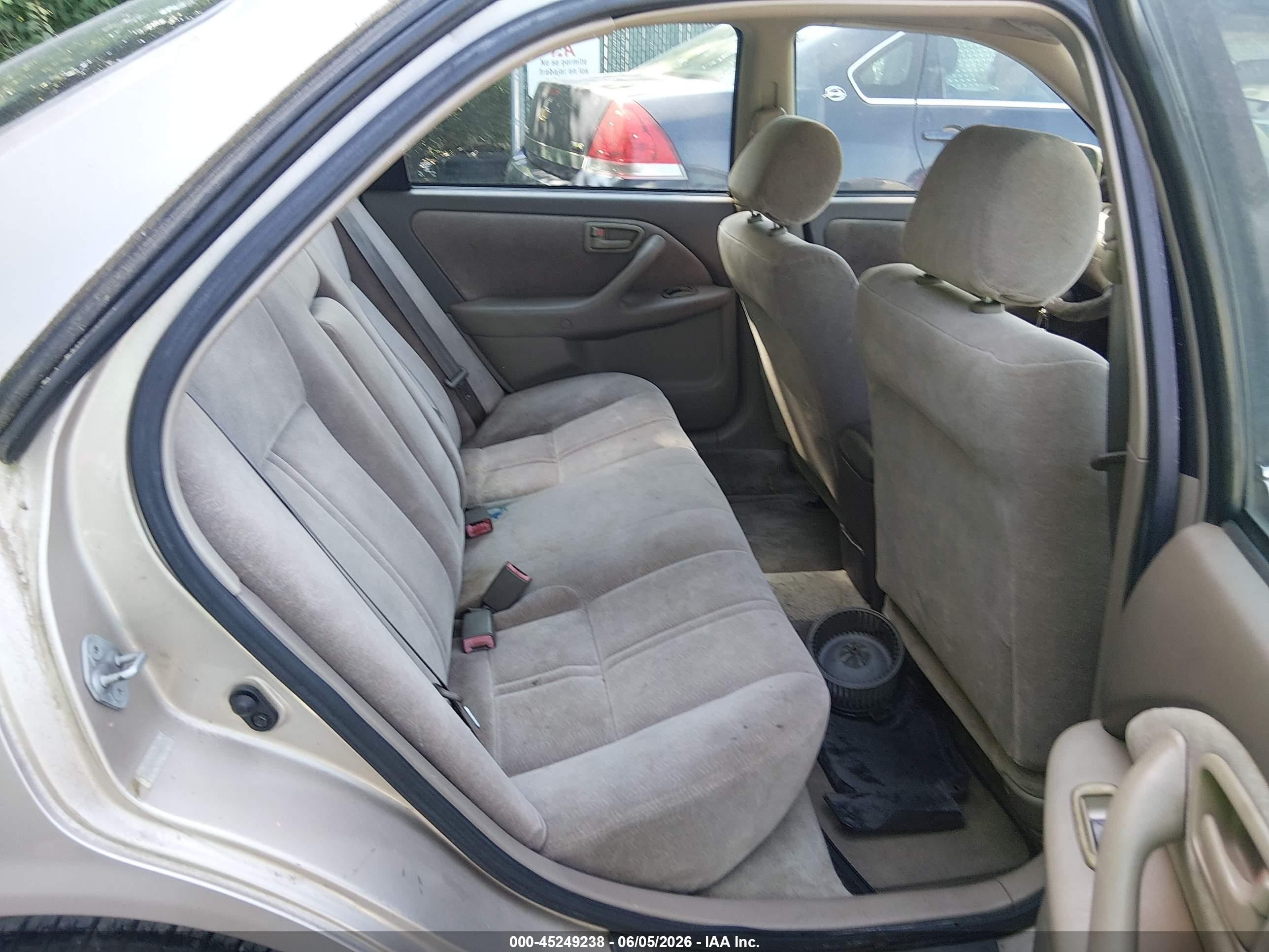 1998 Toyota Camry Le Gold vin: 4T1BG22K0WU334217