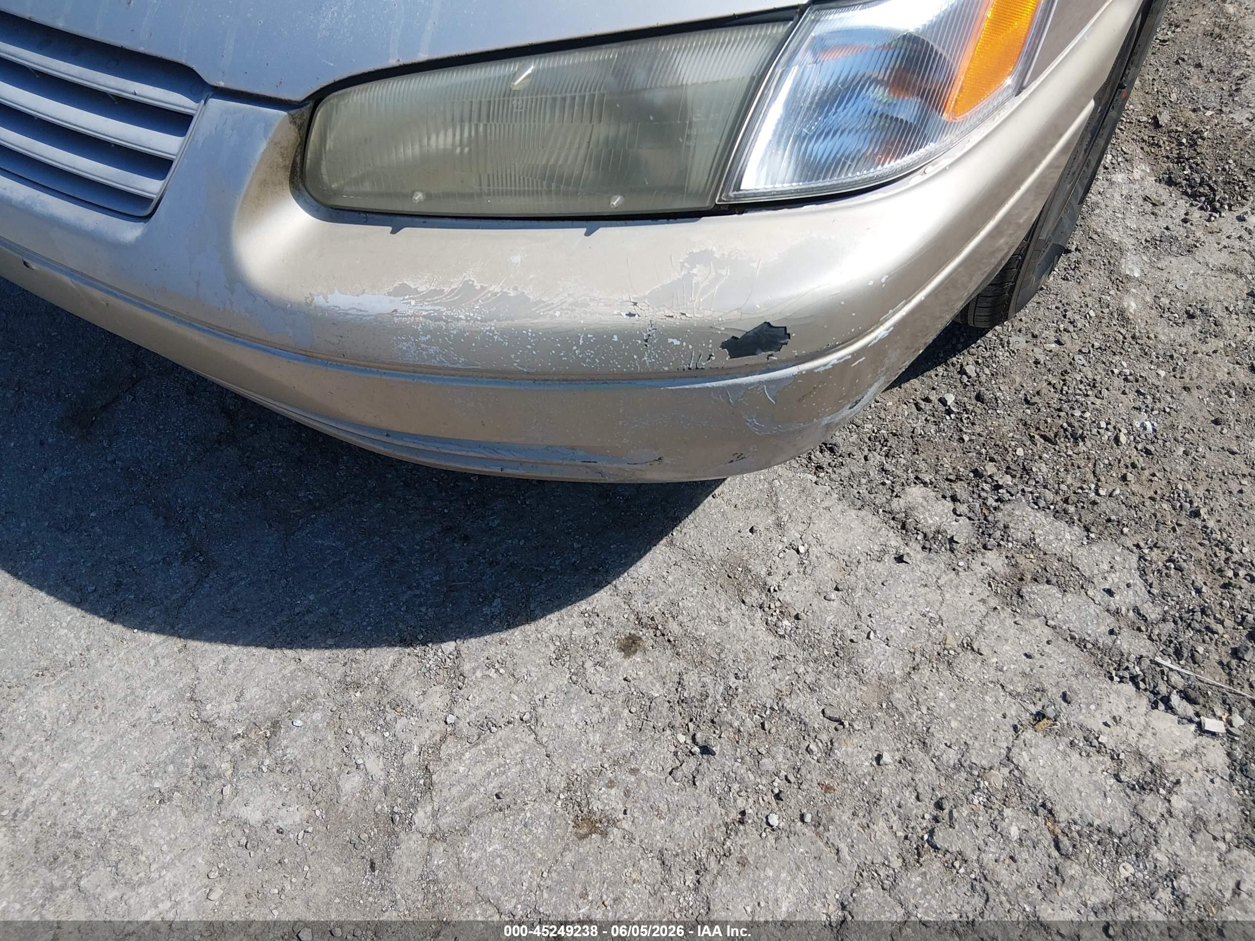 1998 Toyota Camry Le Gold vin: 4T1BG22K0WU334217