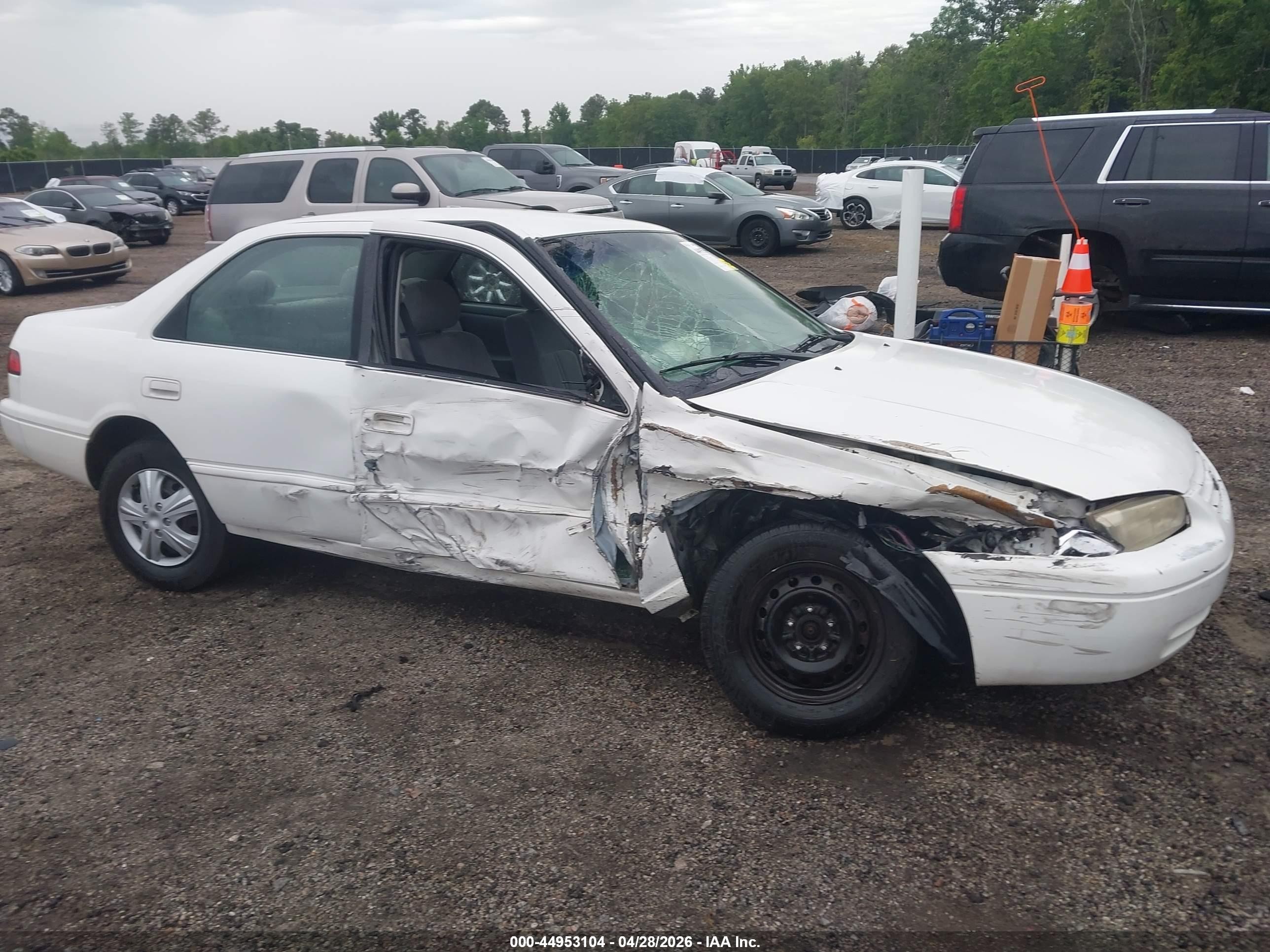 1998 Toyota Camry Le White vin: 4T1BG22K0WU389329