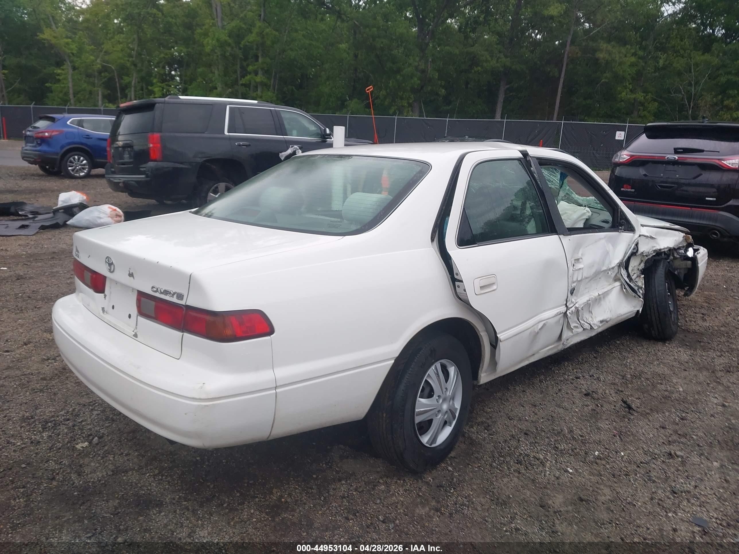 1998 Toyota Camry Le Белый vin: 4T1BG22K0WU389329