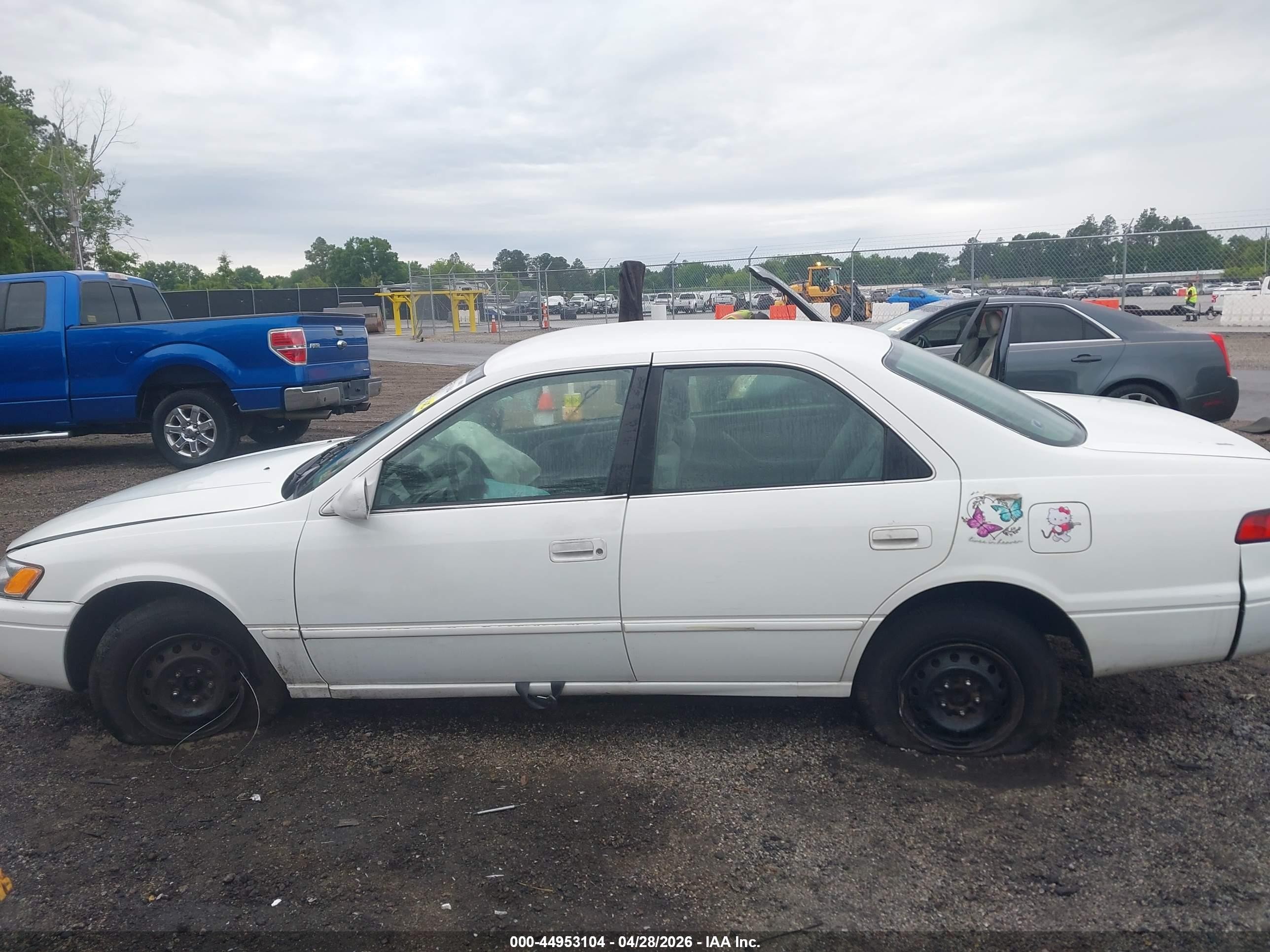 1998 Toyota Camry Le Белый vin: 4T1BG22K0WU389329
