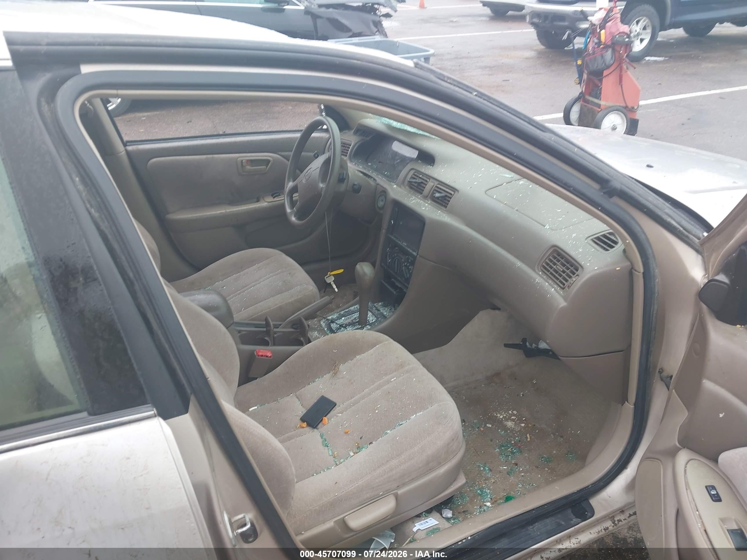 1999 Toyota Camry Le Tan vin: 4T1BG22K0XU584056