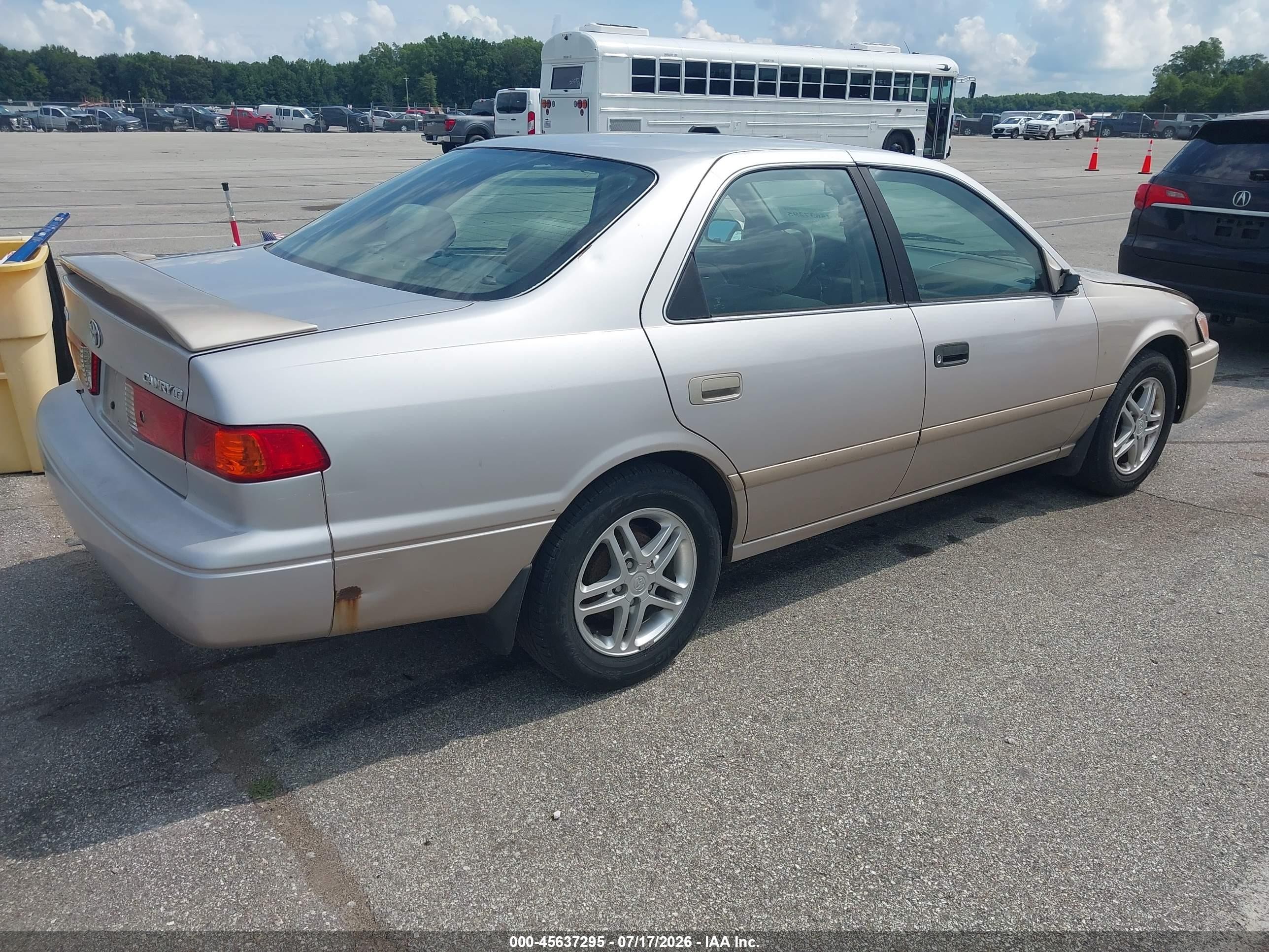 2001 Toyota Camry Le Gold vin: 4T1BG22K11U093941