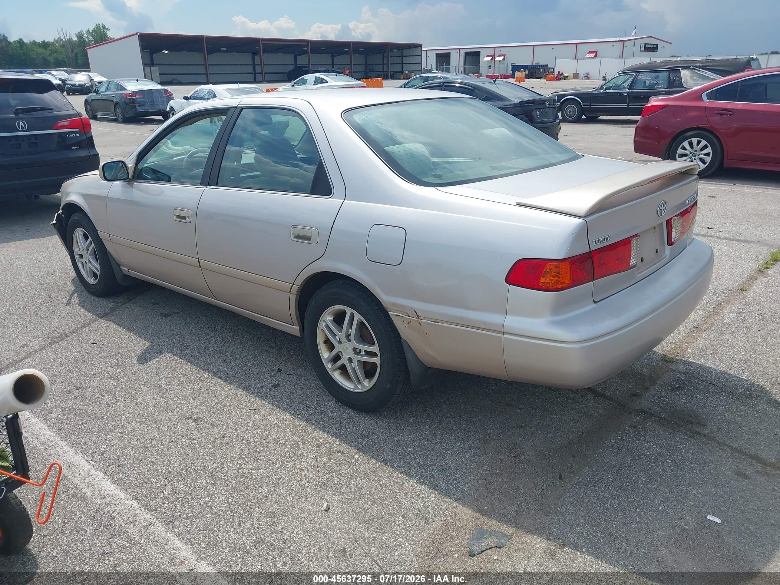 2001 Toyota Camry Le Gold vin: 4T1BG22K11U093941