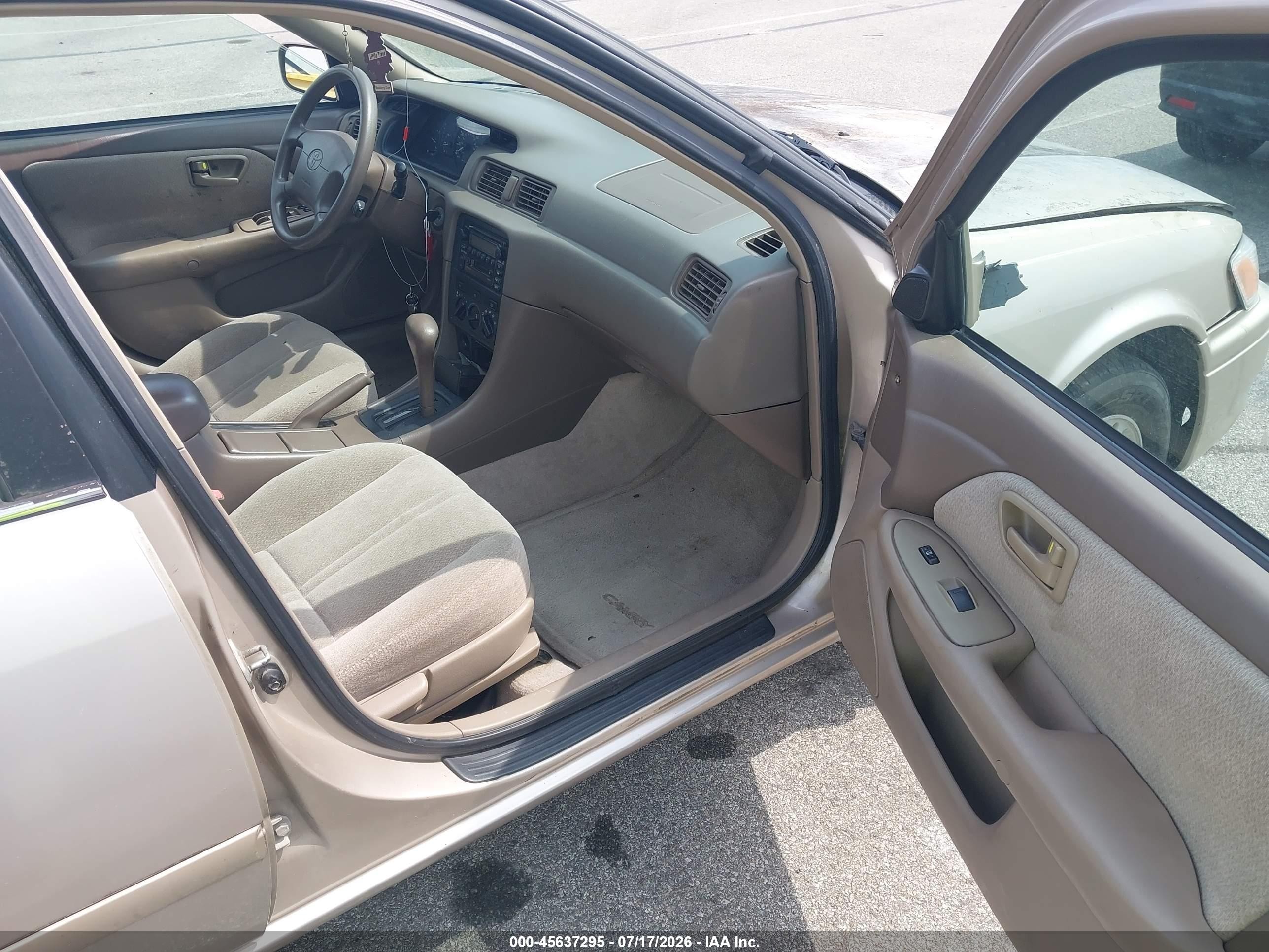 2001 Toyota Camry Le Gold vin: 4T1BG22K11U093941