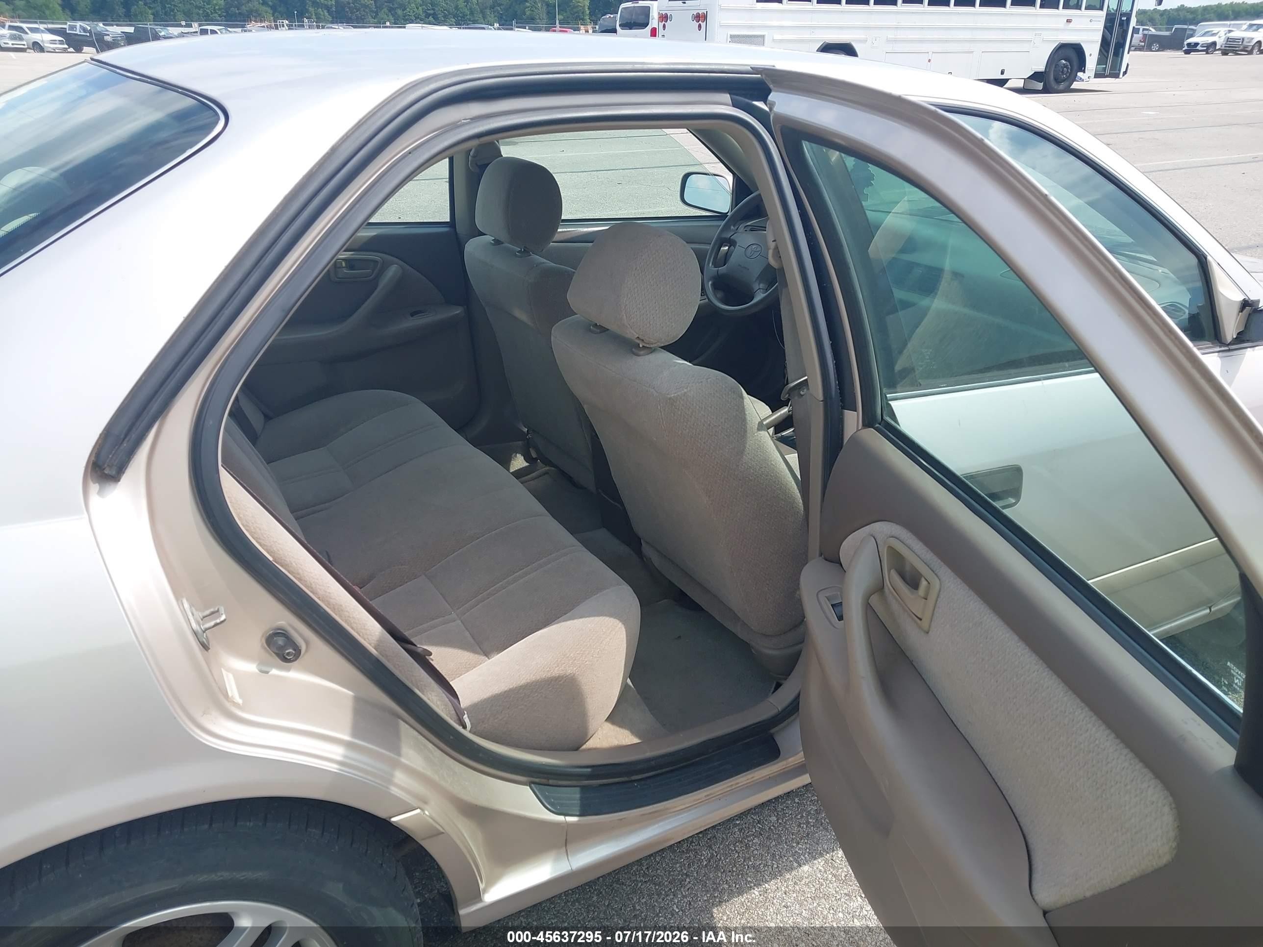 2001 Toyota Camry Le Gold vin: 4T1BG22K11U093941