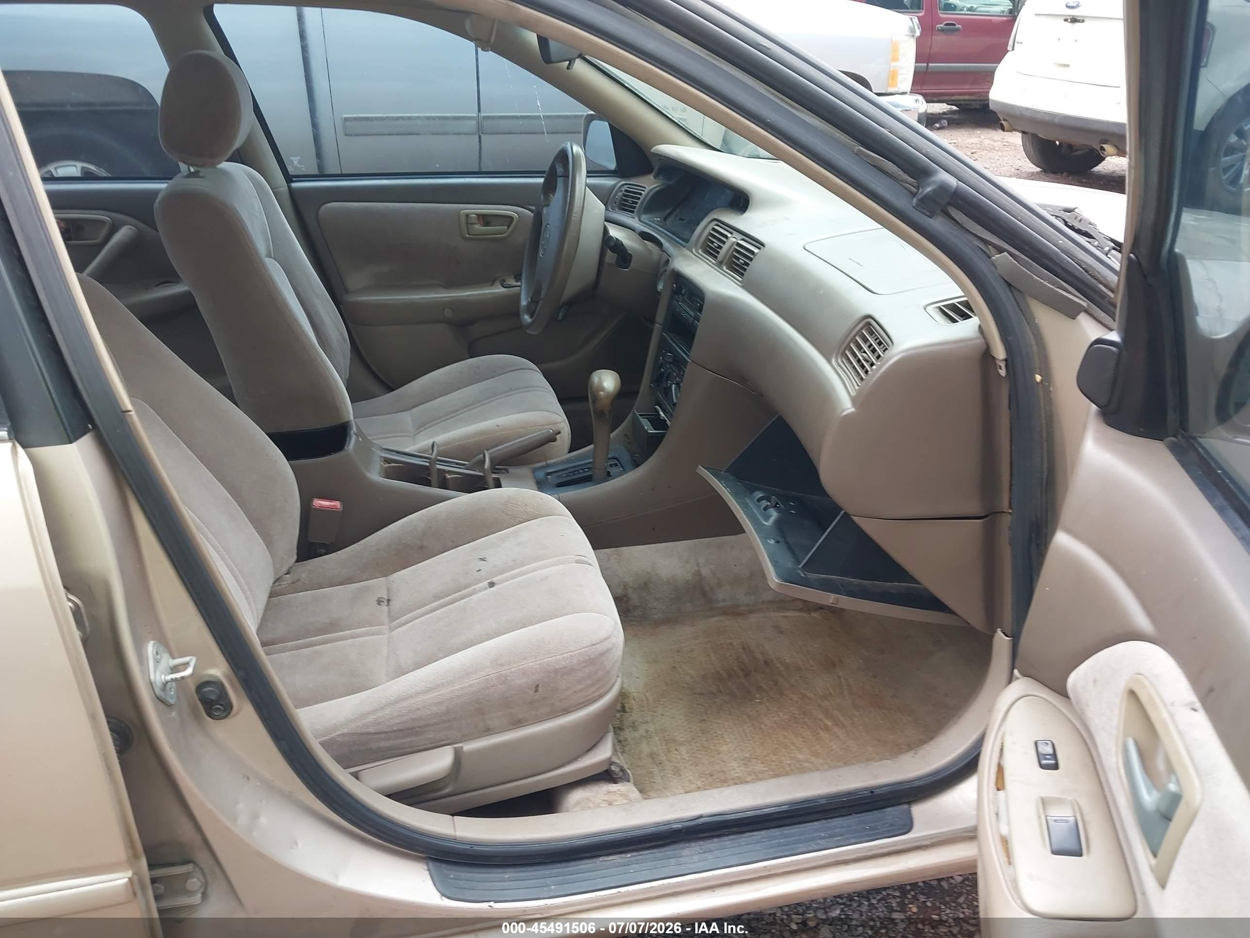 1998 Toyota Camry Le Золотой vin: 4T1BG22K1WU328538