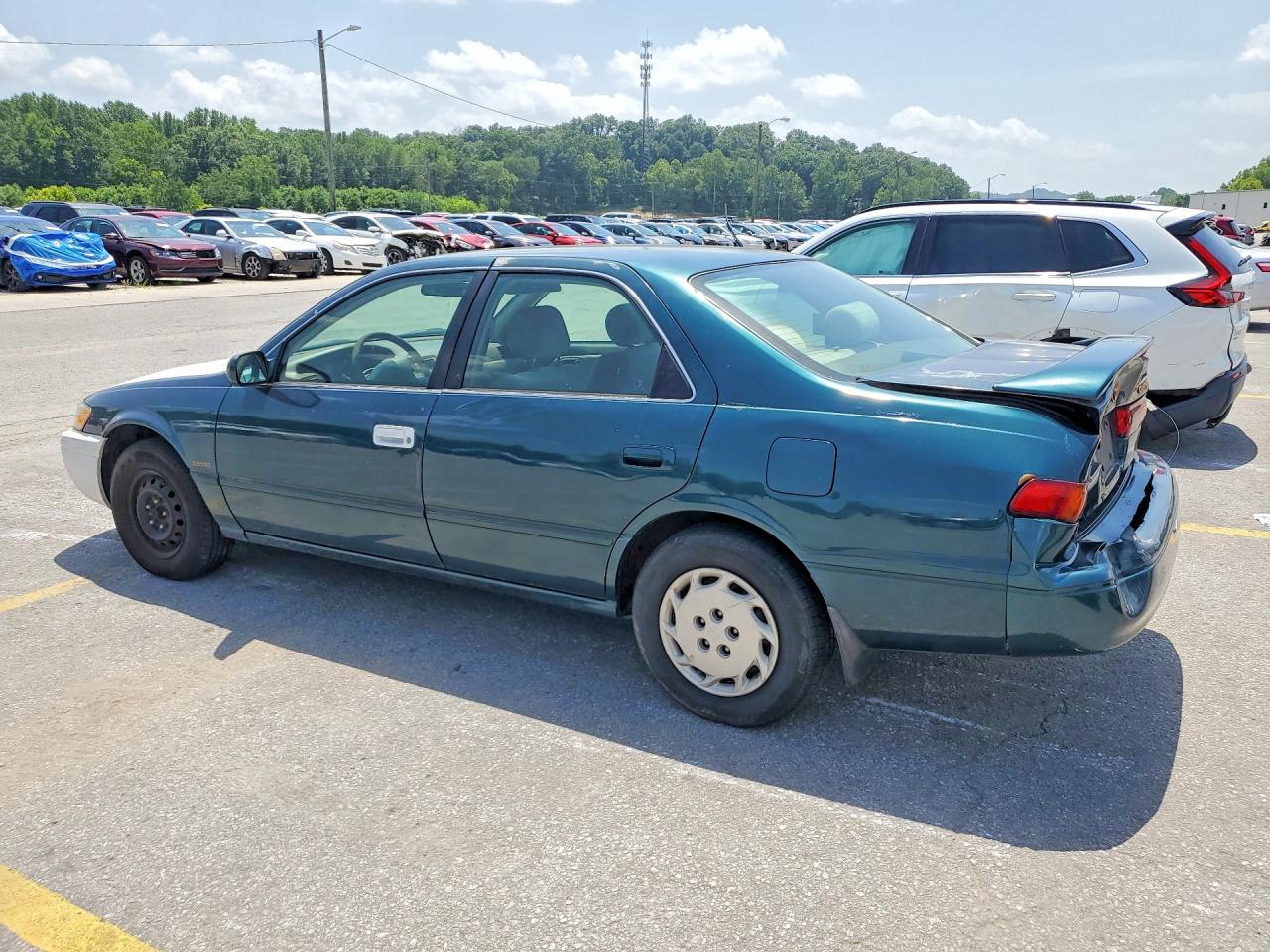 1998 Toyota Camry Le Green vin: 4T1BG22K1WU329401