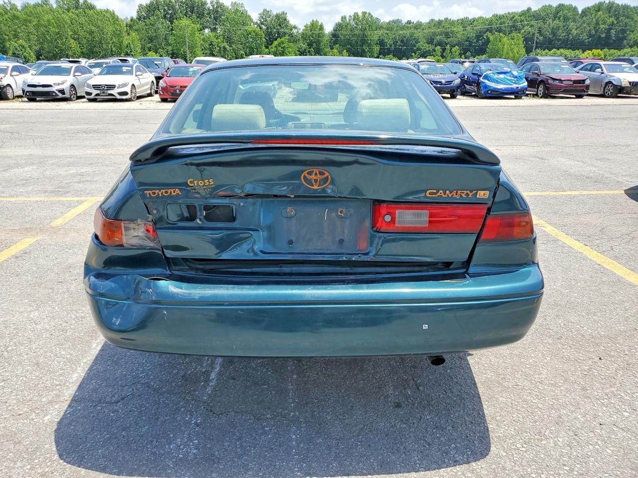 1998 Toyota Camry Le Green vin: 4T1BG22K1WU329401