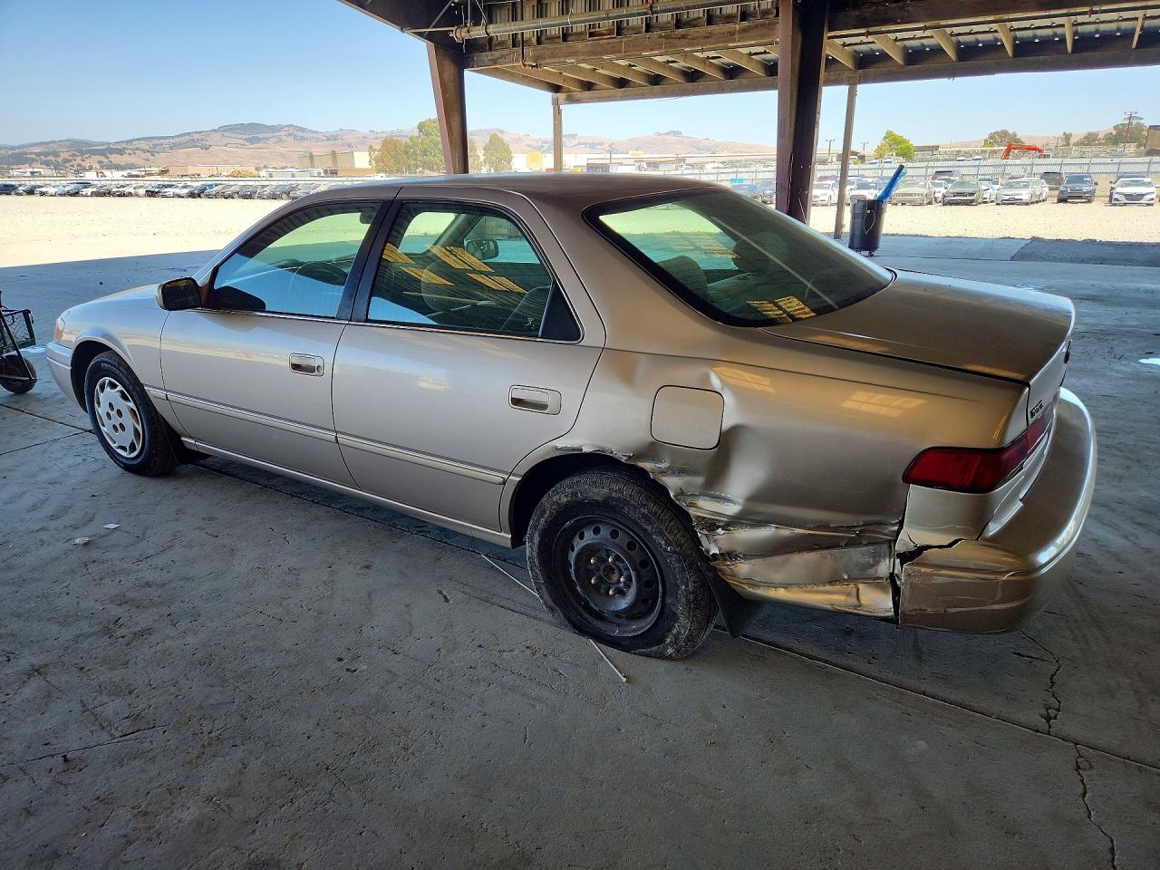 1998 Toyota Camry Le Tan vin: 4T1BG22K1WU354427