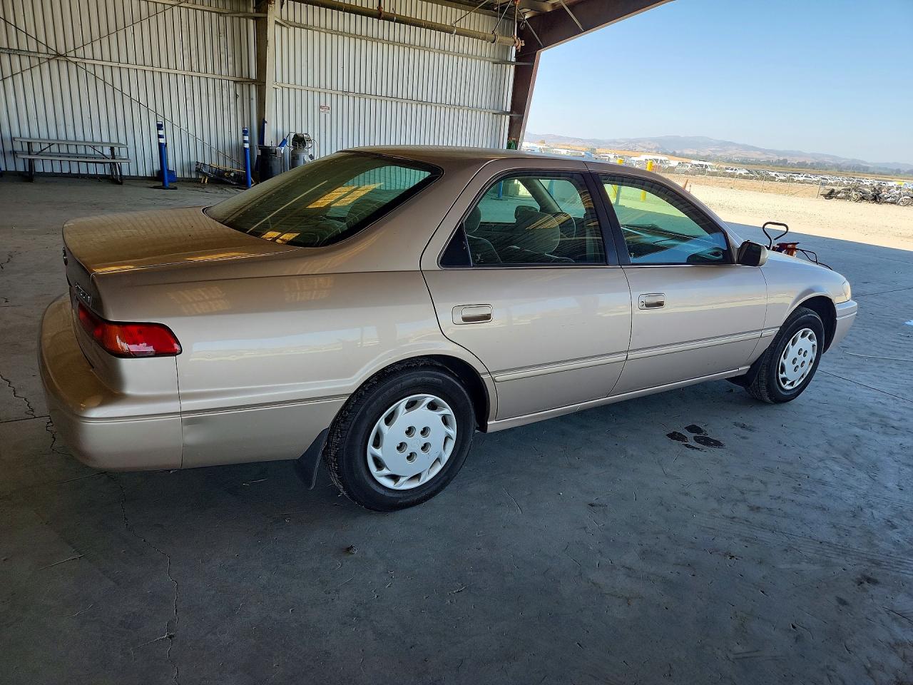 1998 Toyota Camry Le Tan vin: 4T1BG22K1WU354427