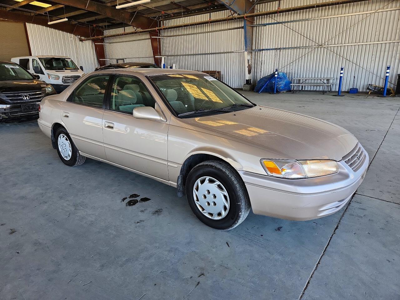 1998 Toyota Camry Le Tan vin: 4T1BG22K1WU354427