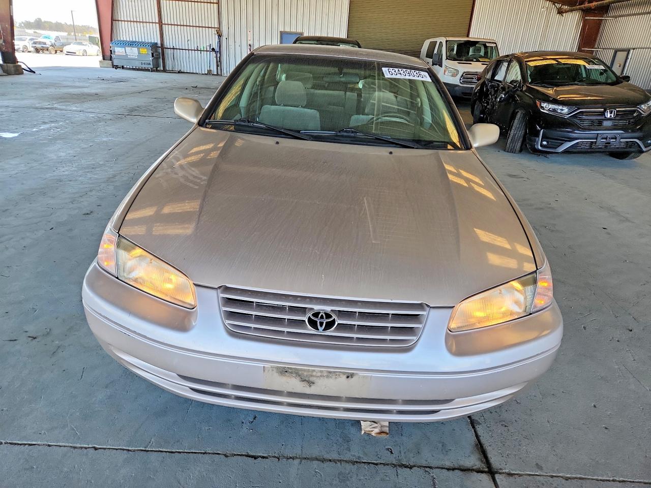 1998 Toyota Camry Le Tan vin: 4T1BG22K1WU354427