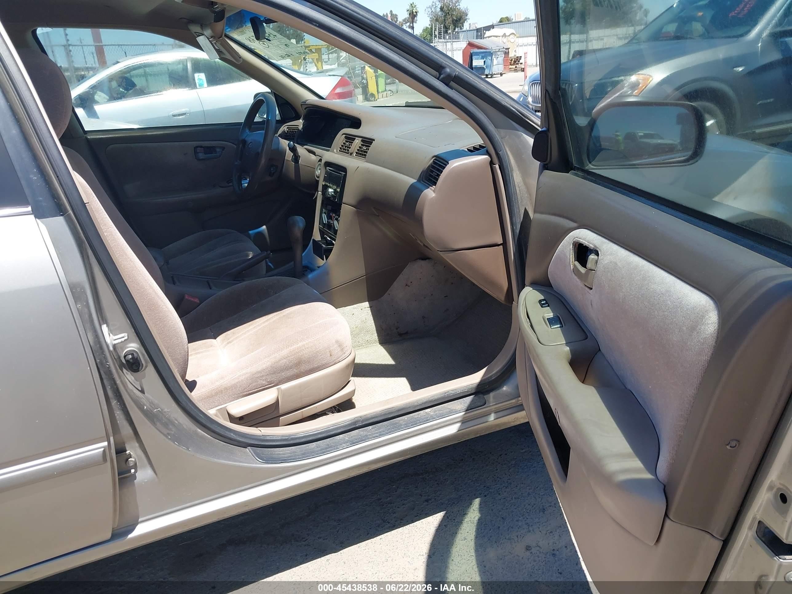 1999 Toyota Camry Le Champagne vin: 4T1BG22K1XU462418