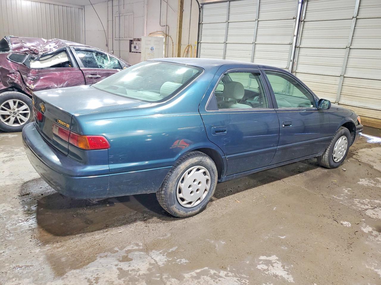 1997 Toyota Camry Le Green vin: 4T1BG22K2VU778035