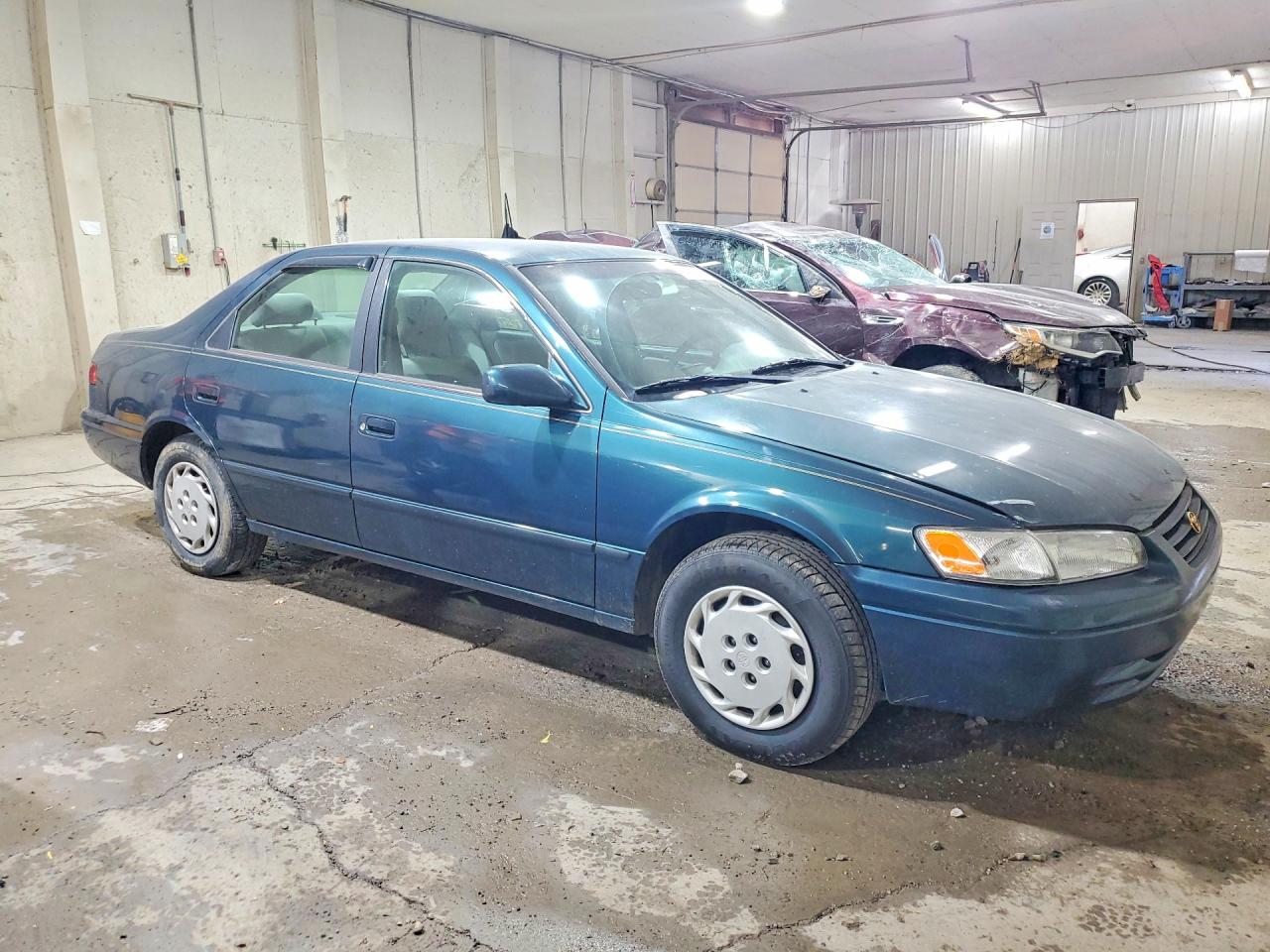 1997 Toyota Camry Le Green vin: 4T1BG22K2VU778035