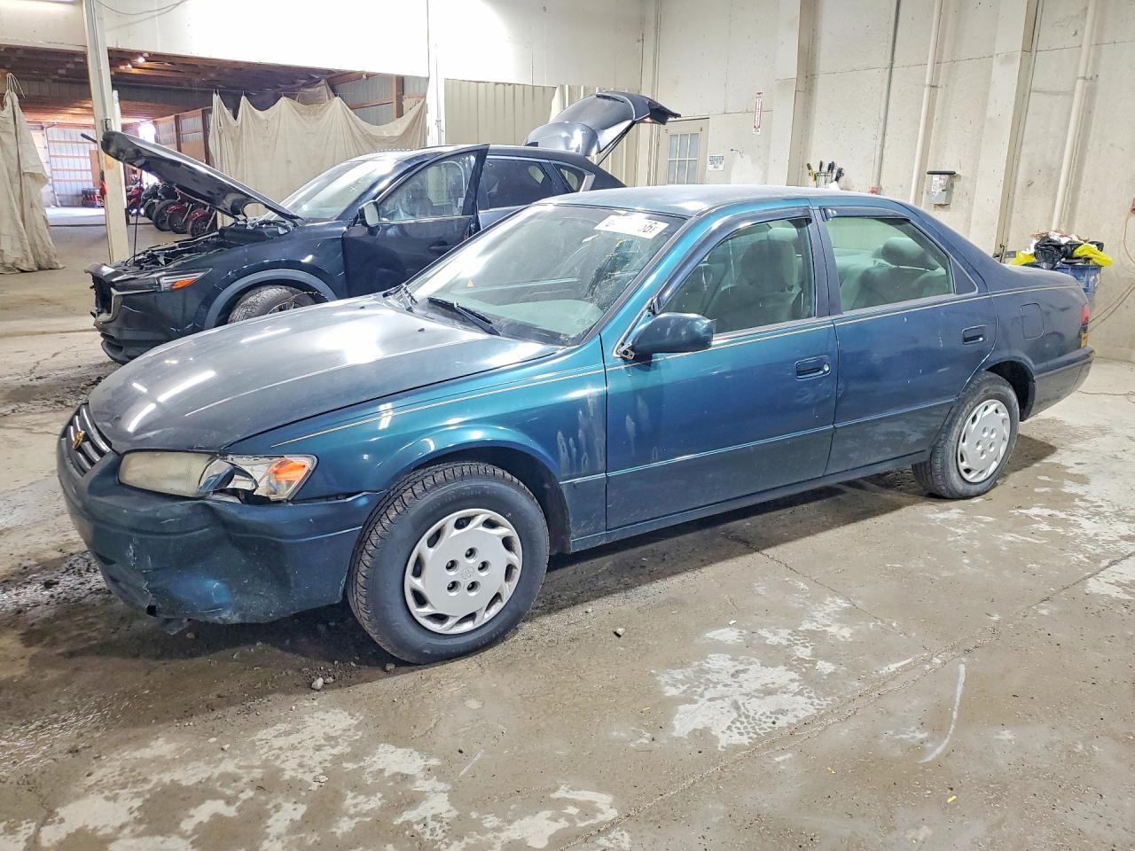 1997 Toyota Camry Le Green vin: 4T1BG22K2VU778035