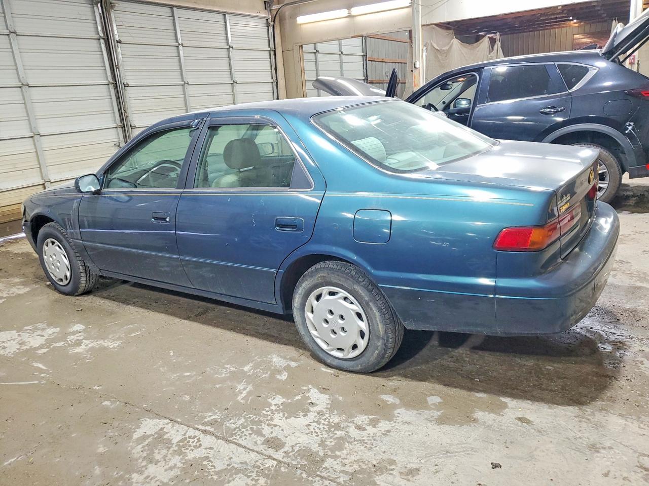 1997 Toyota Camry Le Green vin: 4T1BG22K2VU778035