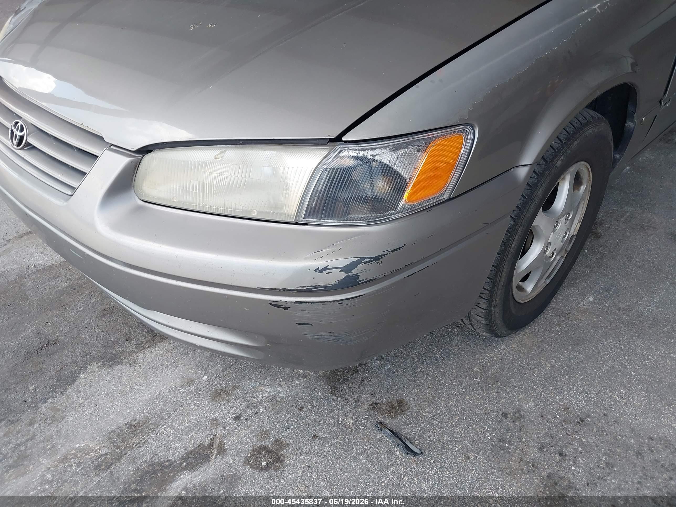 1998 Toyota Camry Le Champagne vin: 4T1BG22K2WU388070