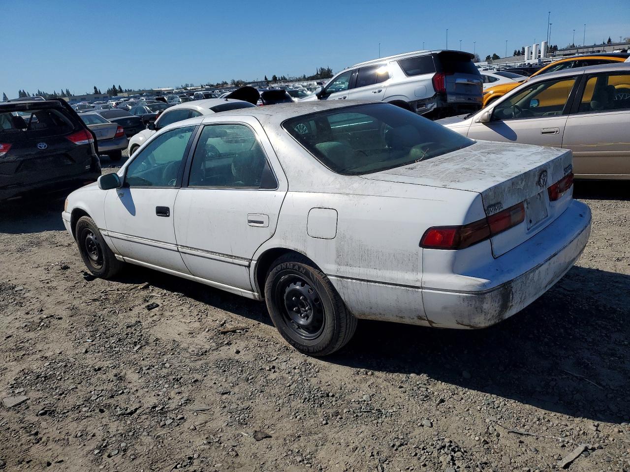 1998 Toyota Camry Le White vin: 4T1BG22K2WU839949