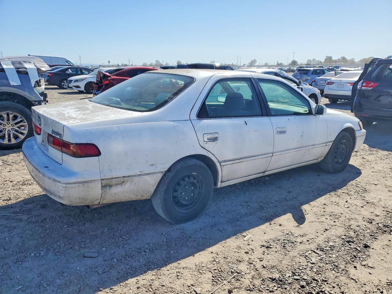1998 Toyota Camry Le White vin: 4T1BG22K2WU839949