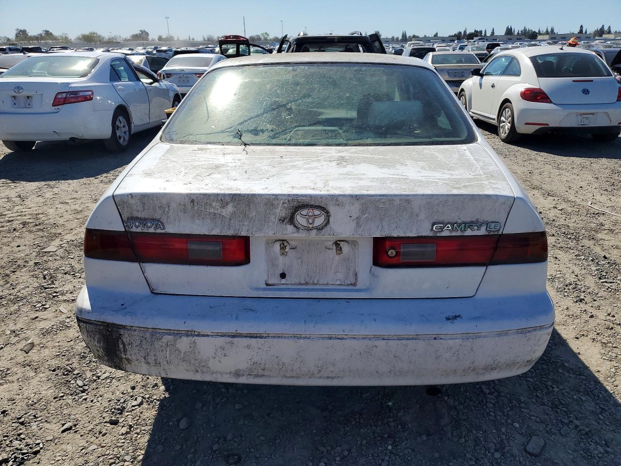 1998 Toyota Camry Le White vin: 4T1BG22K2WU839949