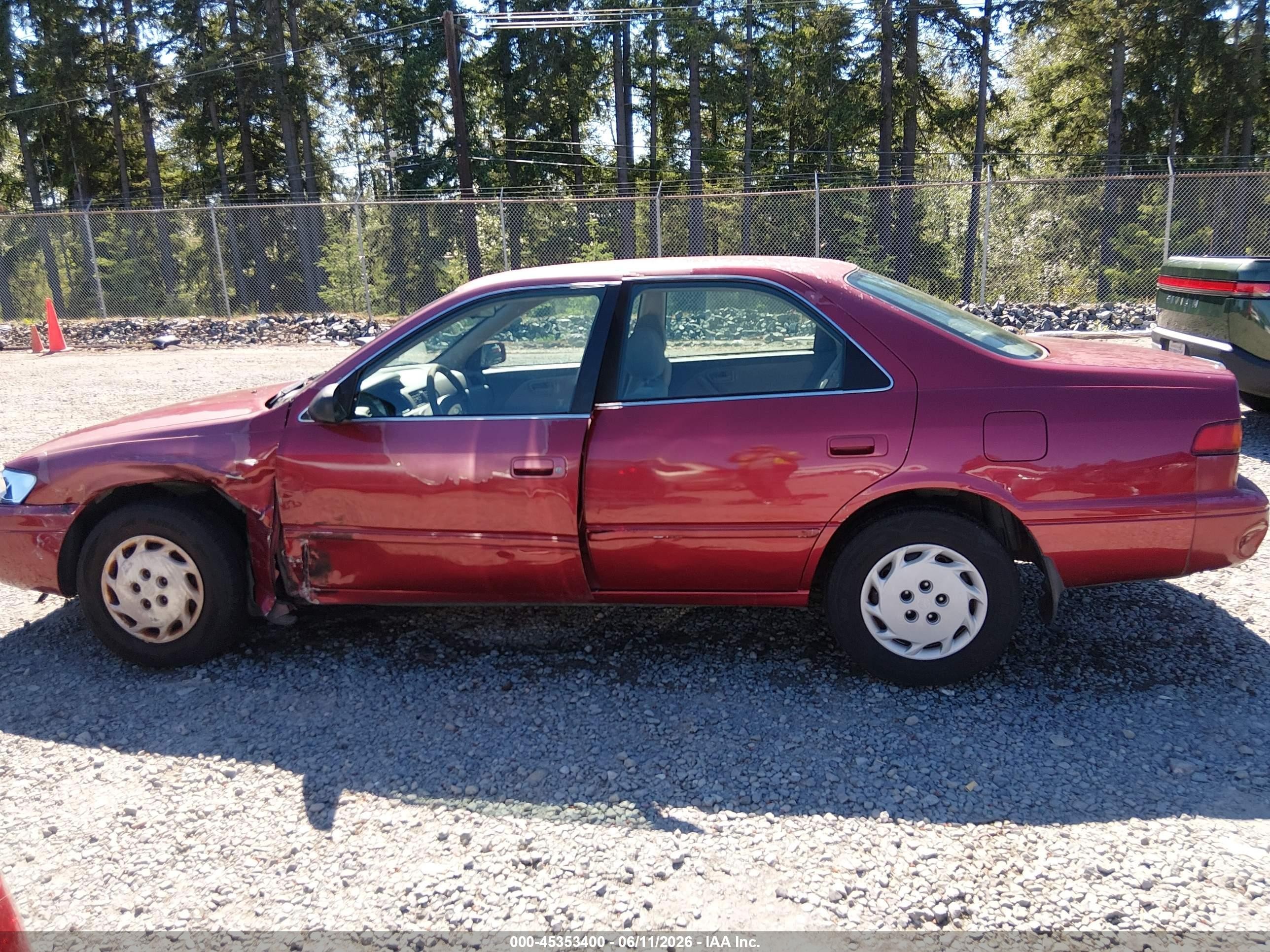 1998 Toyota Camry Le Red vin: 4T1BG22K2WU856640