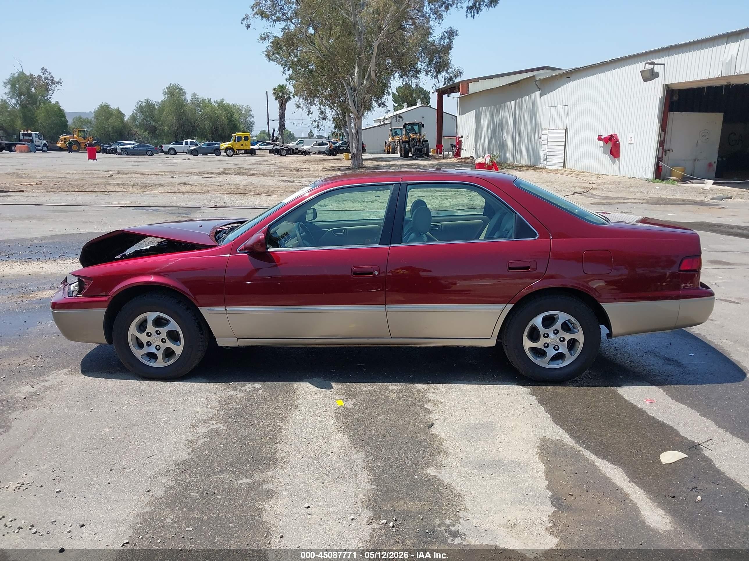 1999 Toyota Camry Le Red vin: 4T1BG22K2XU466056