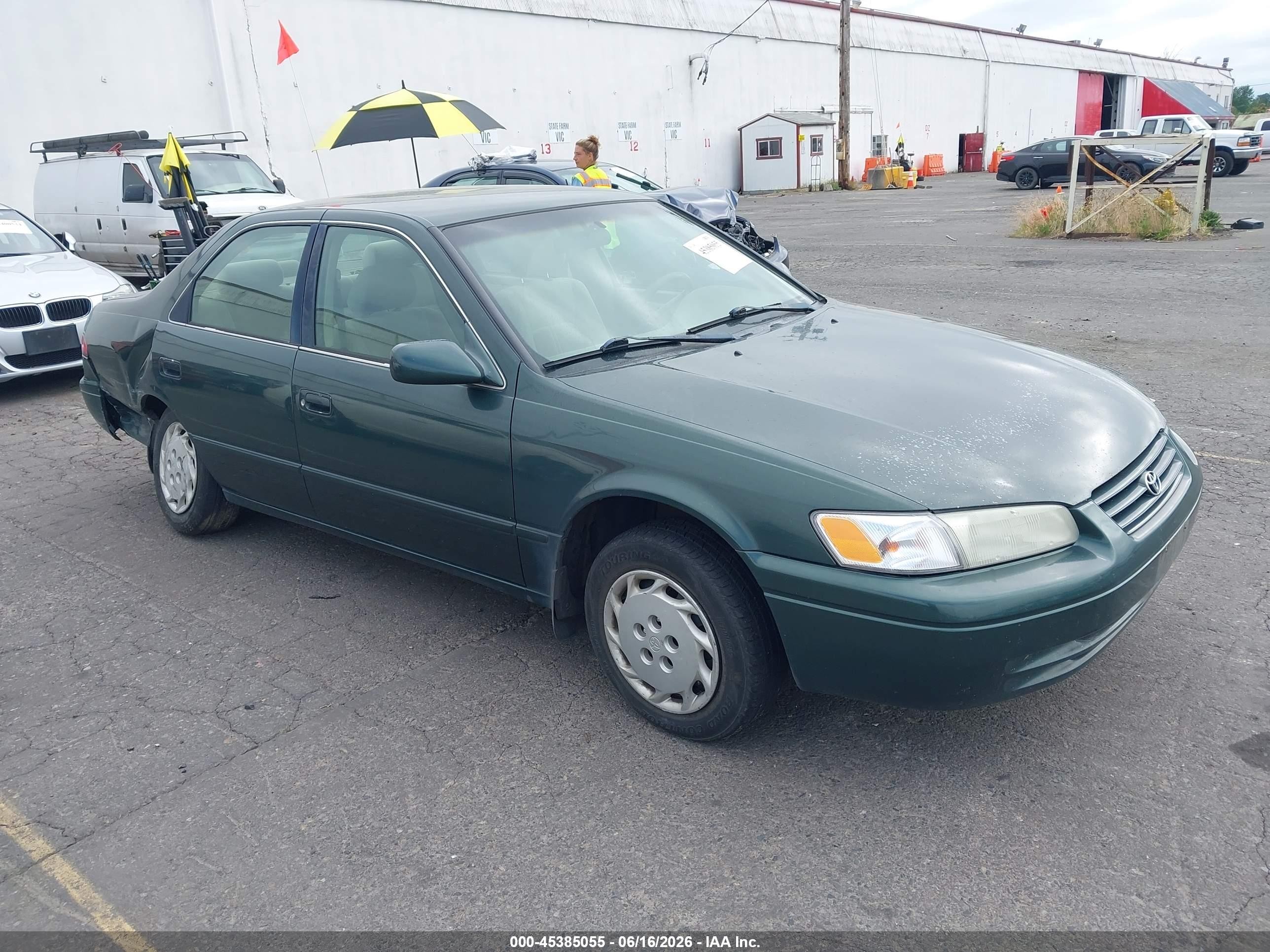 1999 Toyota Camry Le Green vin: 4T1BG22K3XU495453