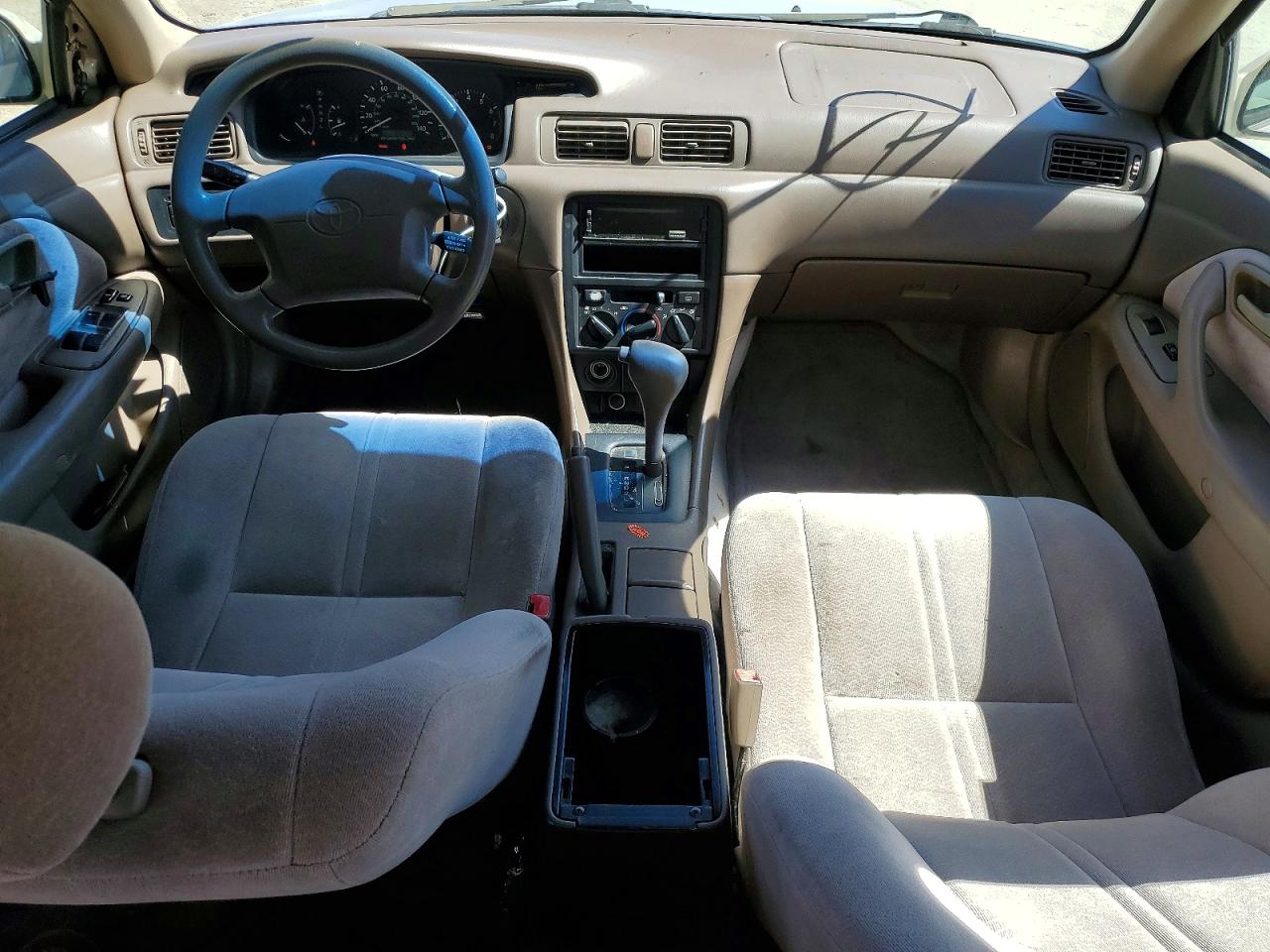 1997 Toyota Camry Le Gold vin: 4T1BG22K4VU116733