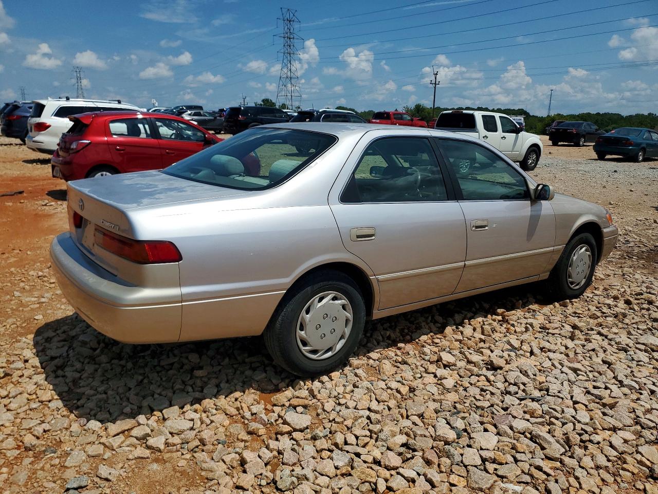 1998 Toyota Camry Le Tan vin: 4T1BG22K4WU330204