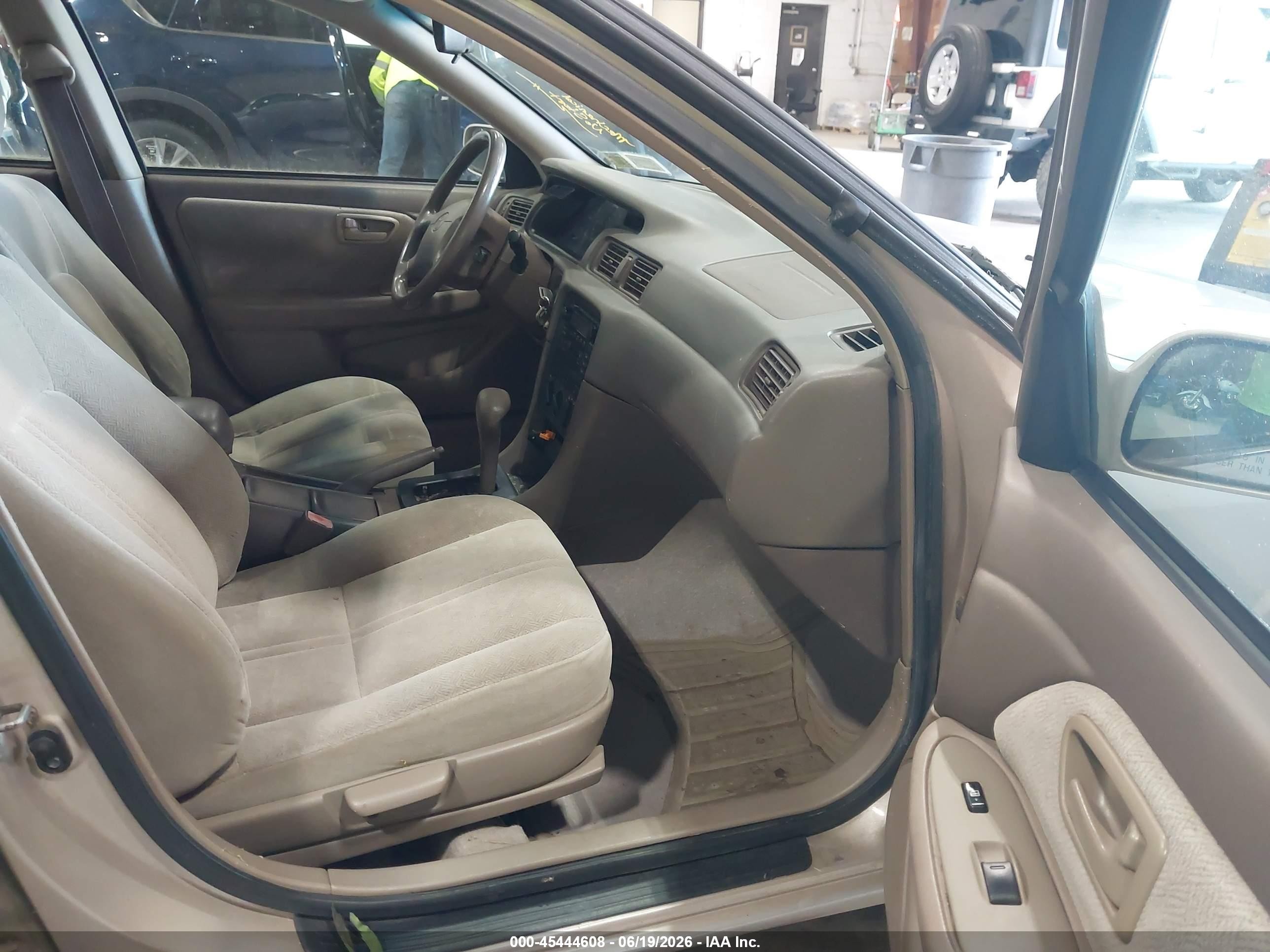 2001 Toyota Camry Ce Серый vin: 4T1BG22K51U026016