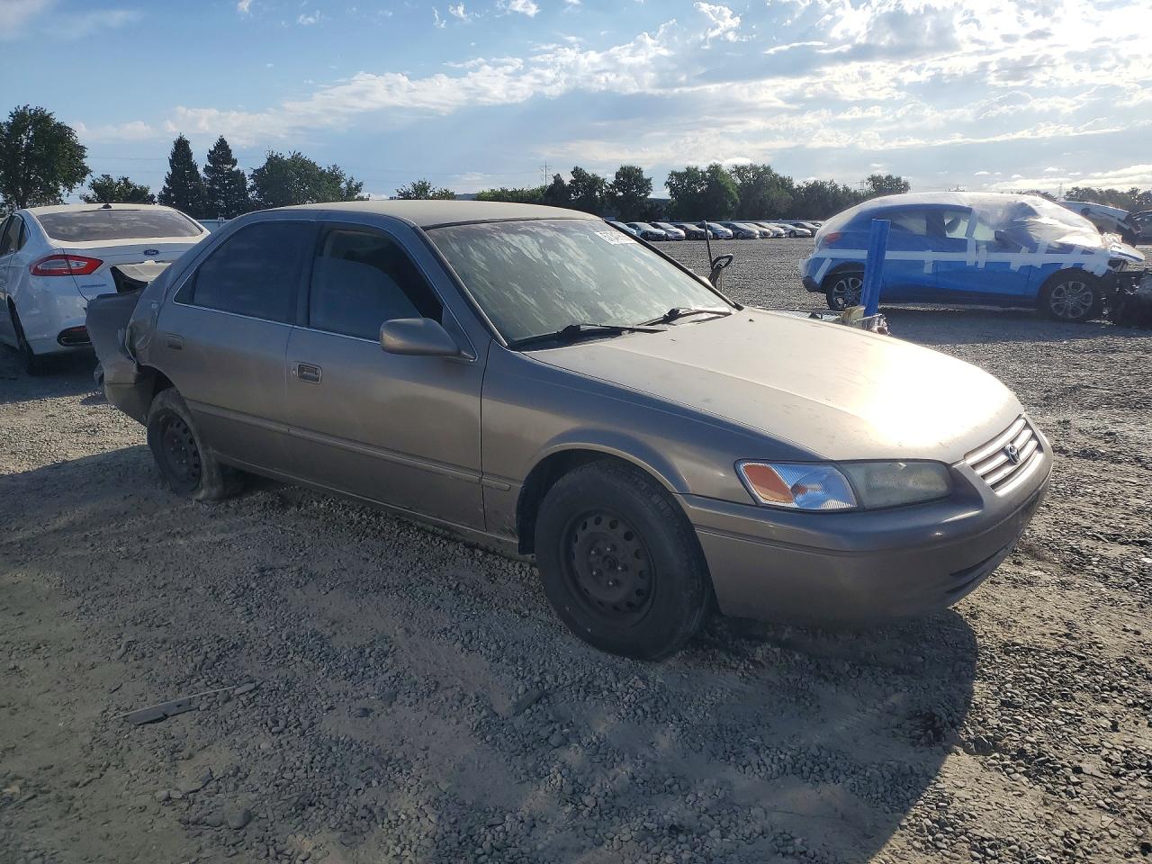 1999 Toyota Camry Le Gold vin: 4T1BG22K5XU435965
