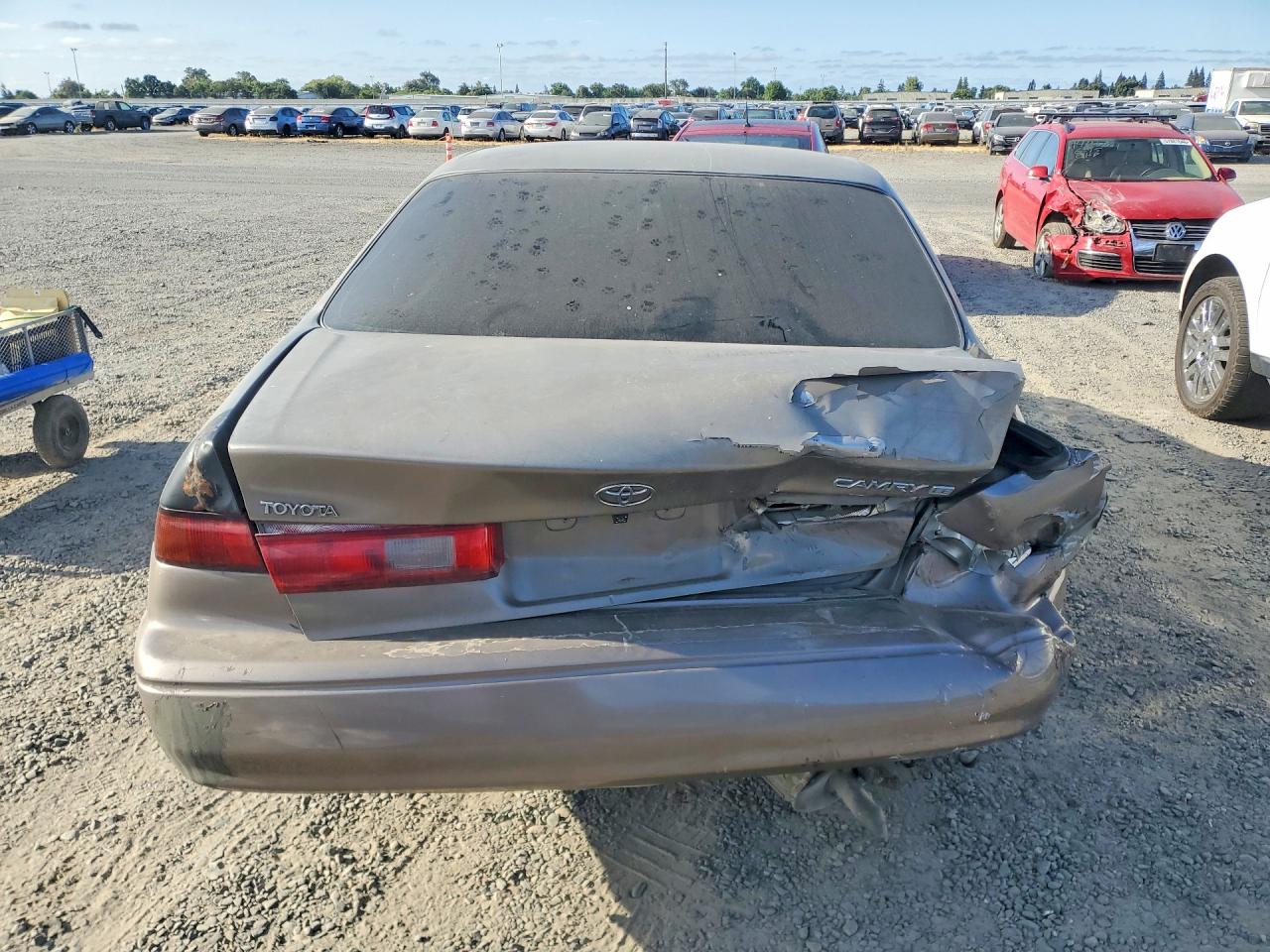 1999 Toyota Camry Le Gold vin: 4T1BG22K5XU435965