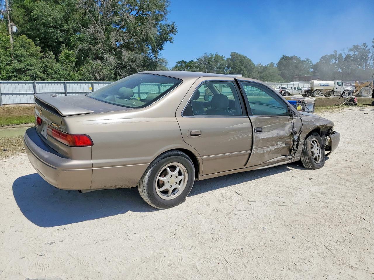 1999 Toyota Camry Le Tan vin: 4T1BG22K5XU523656