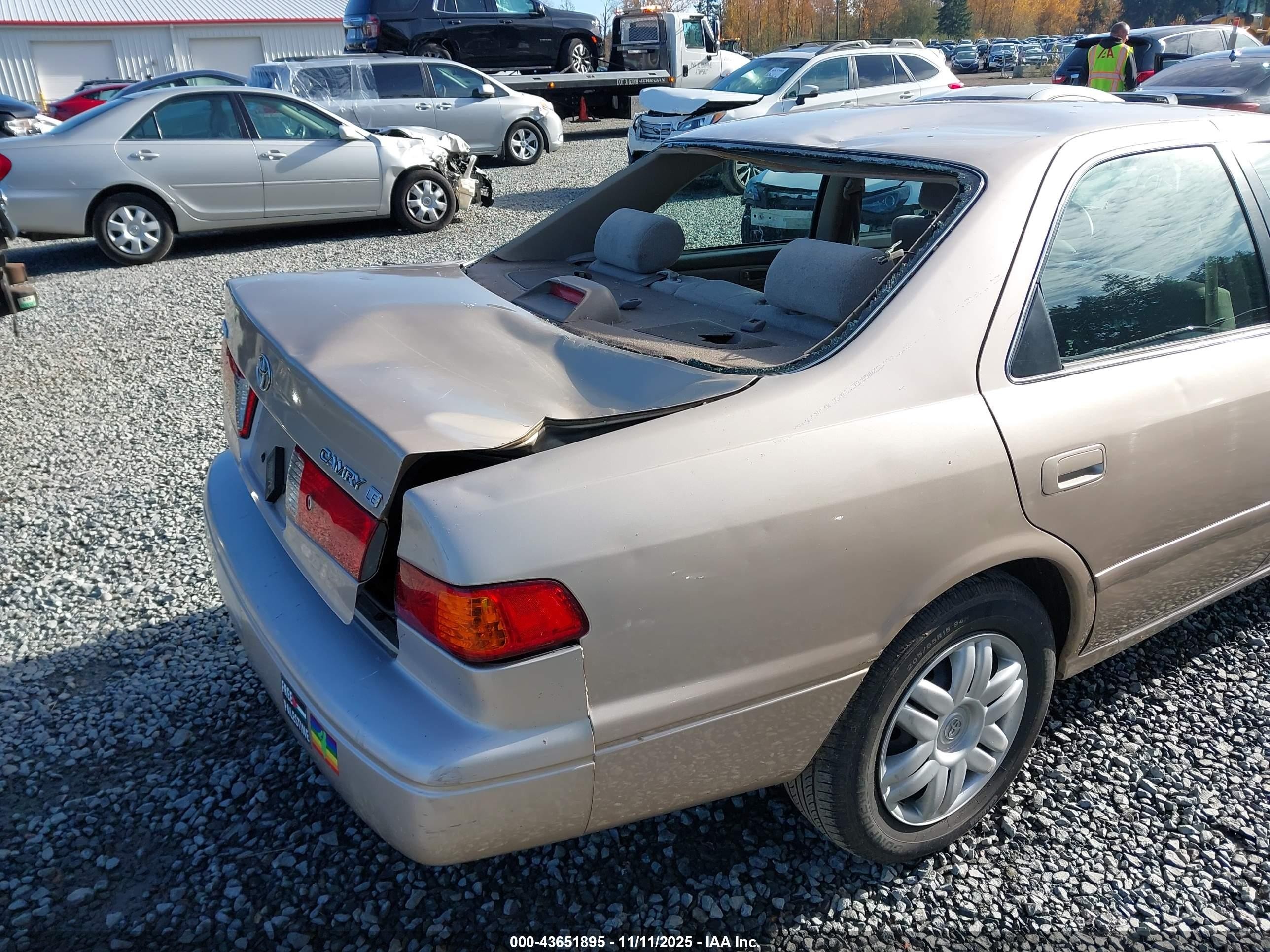 2001 Toyota Camry Le Gold vin: 4T1BG22K61U091604