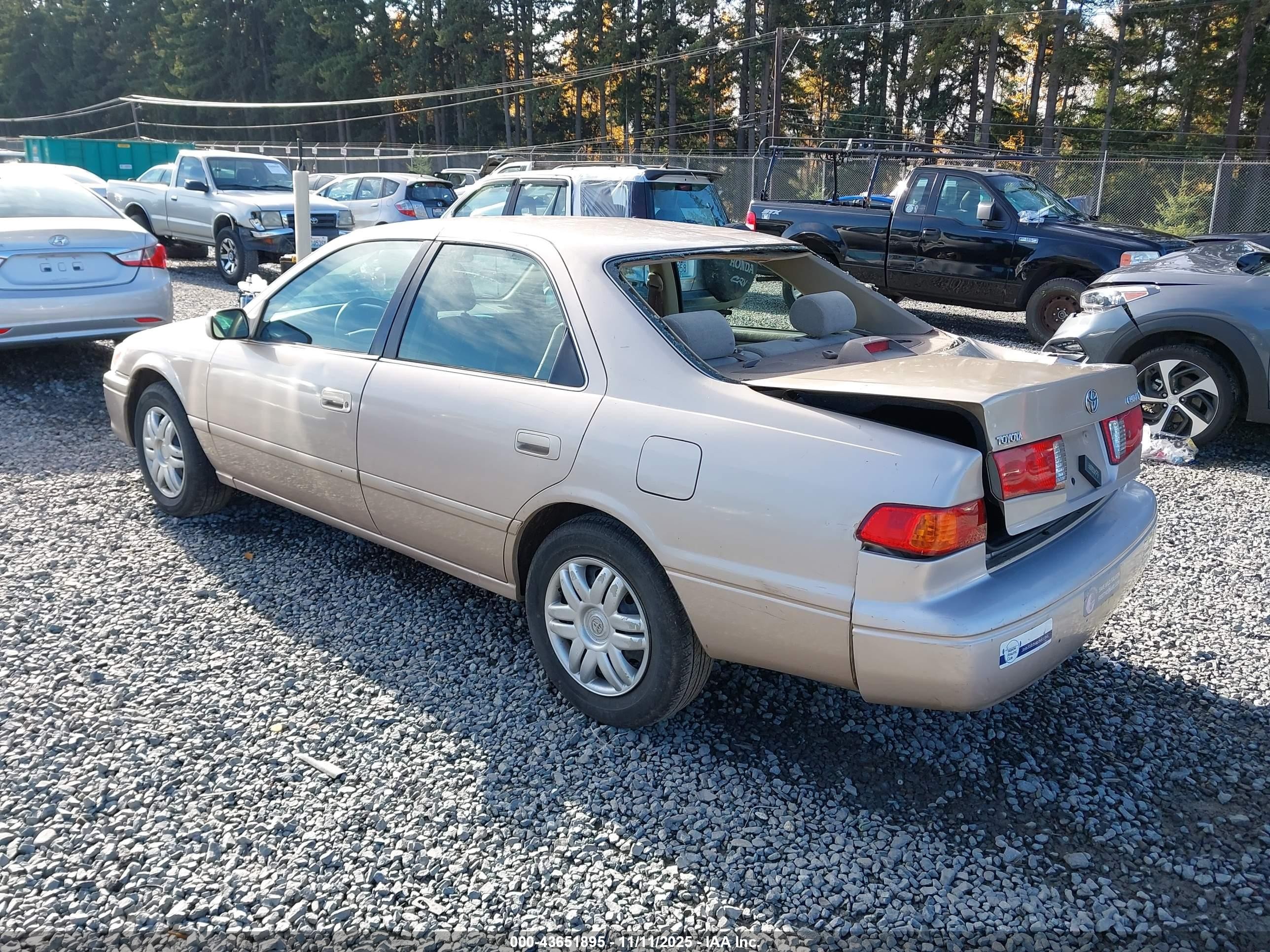 2001 Toyota Camry Le Gold vin: 4T1BG22K61U091604
