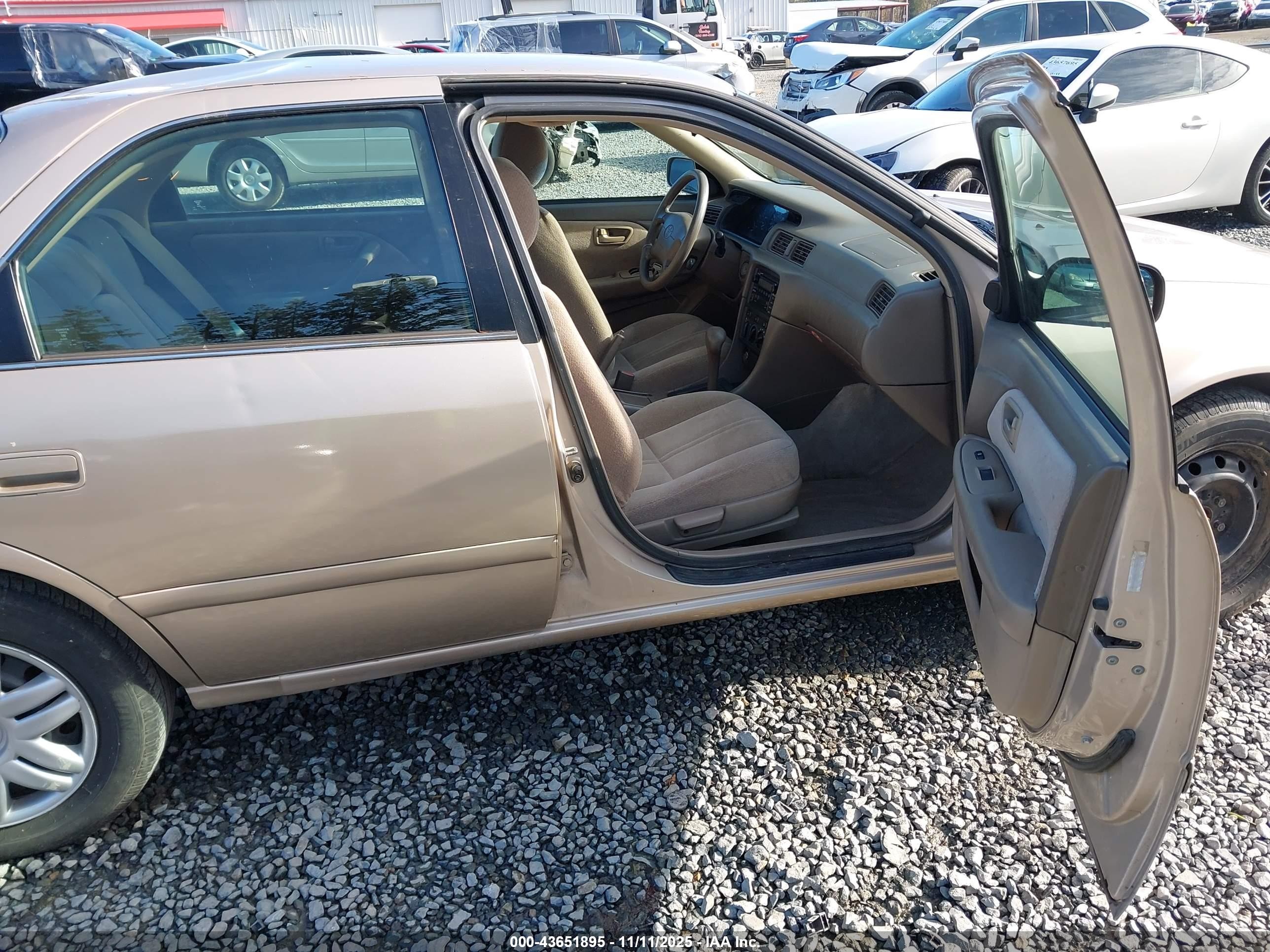 2001 Toyota Camry Le Gold vin: 4T1BG22K61U091604