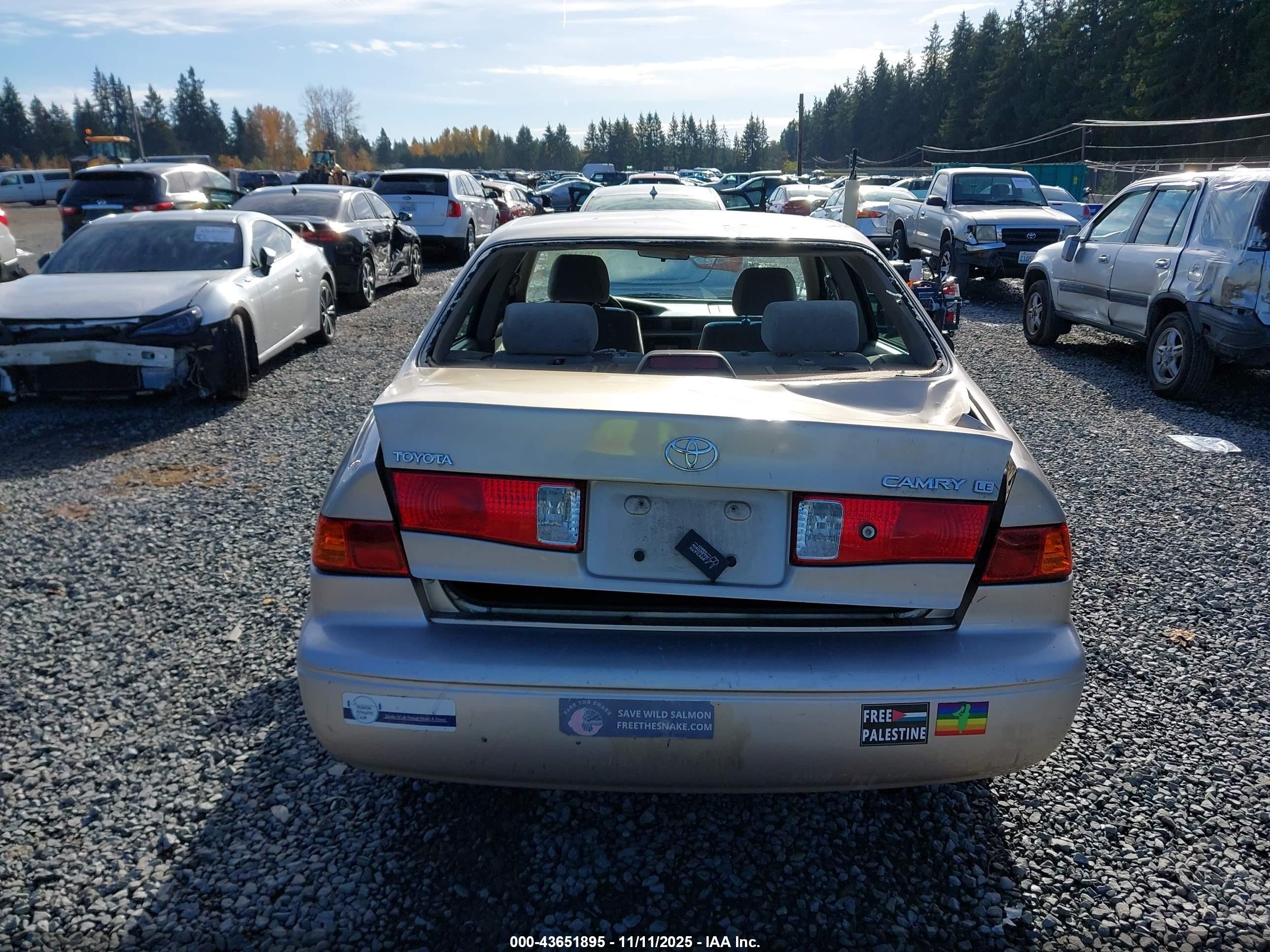 2001 Toyota Camry Le Gold vin: 4T1BG22K61U091604