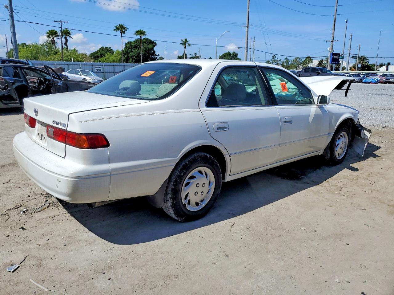 1999 Toyota Camry Le White vin: 4T1BG22K6XU445503