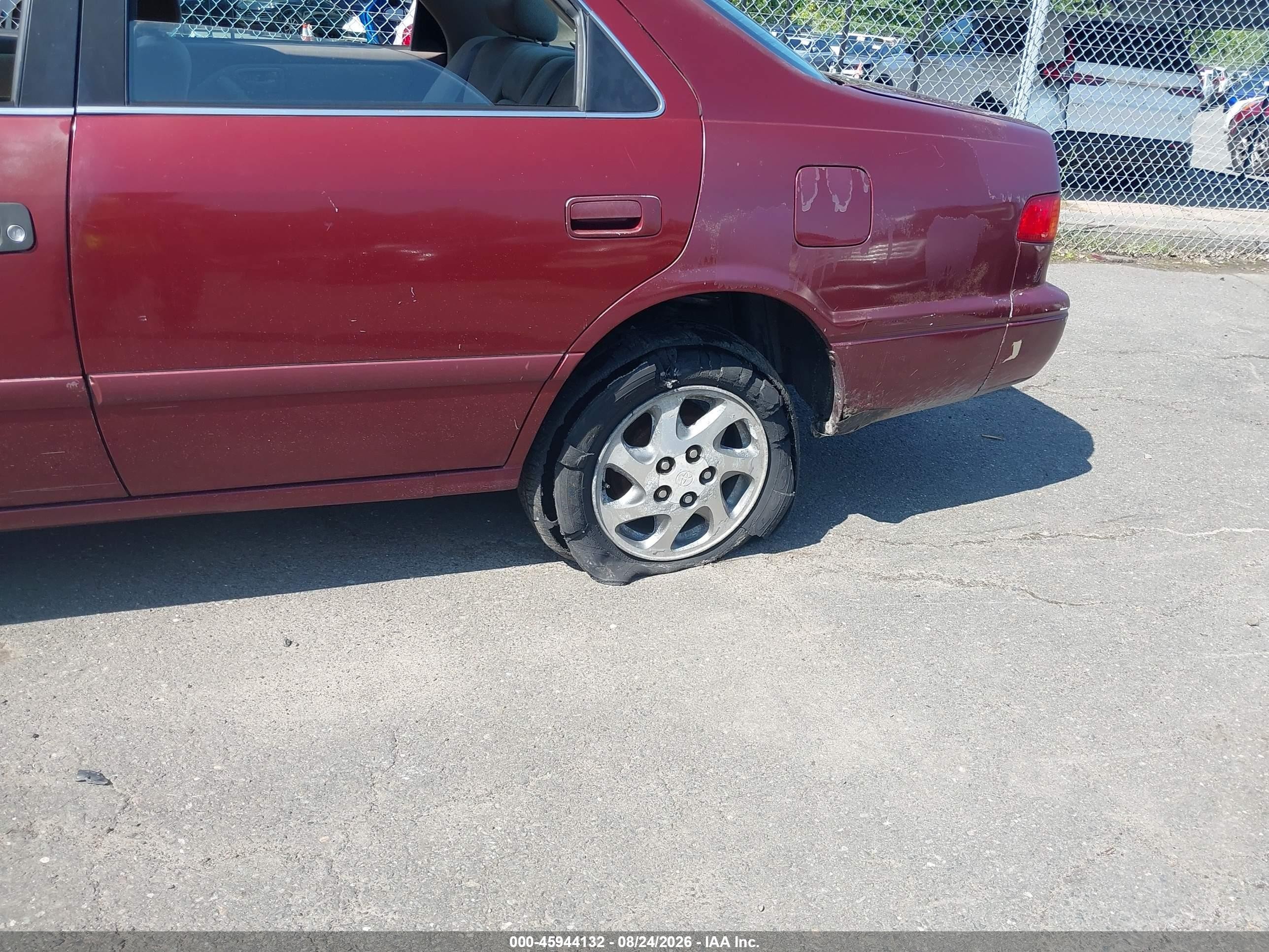 2001 Toyota Camry Le Красный vin: 4T1BG22K71U034974