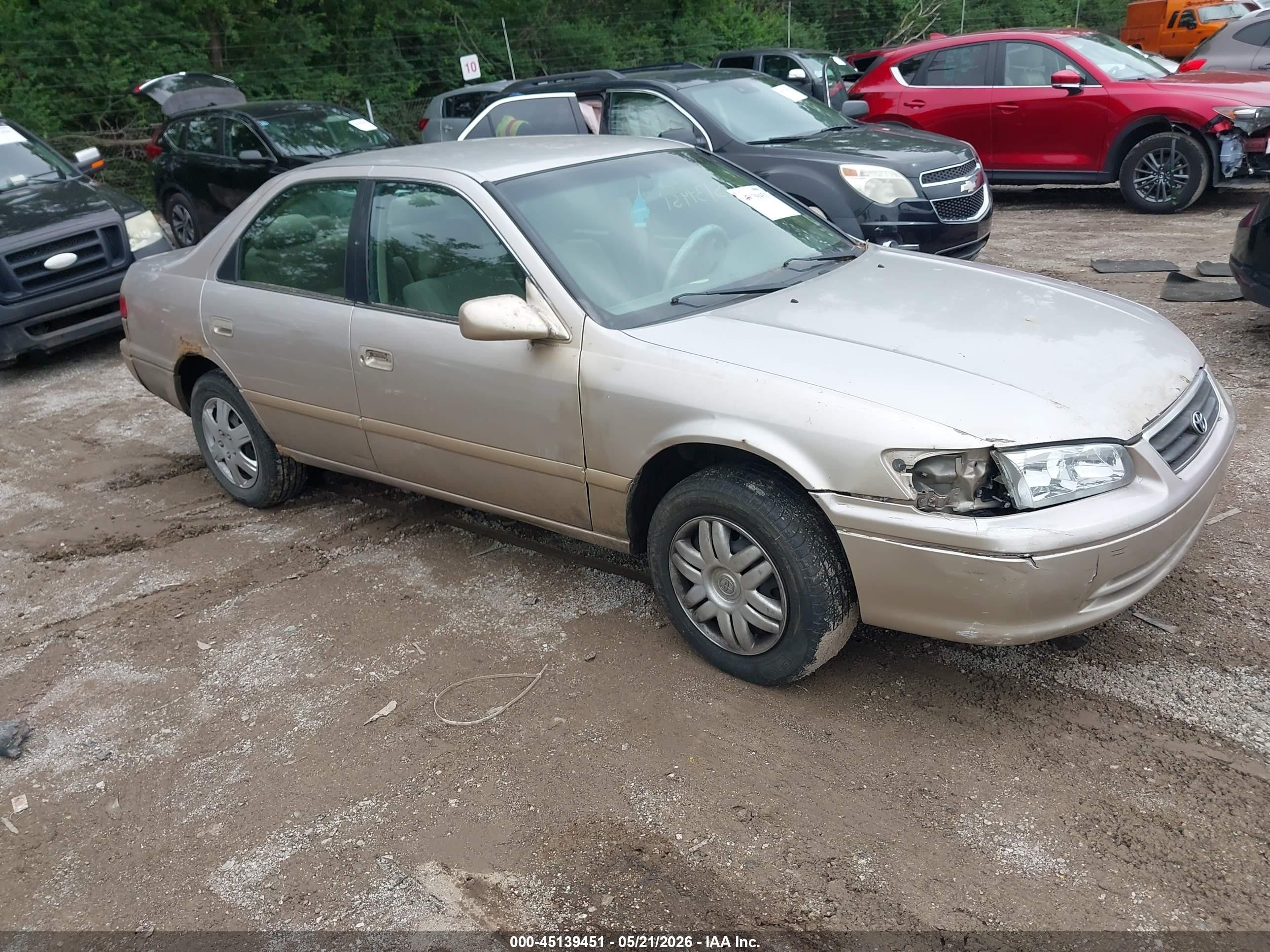 2001 Toyota Camry Le Gold vin: 4T1BG22K71U768661