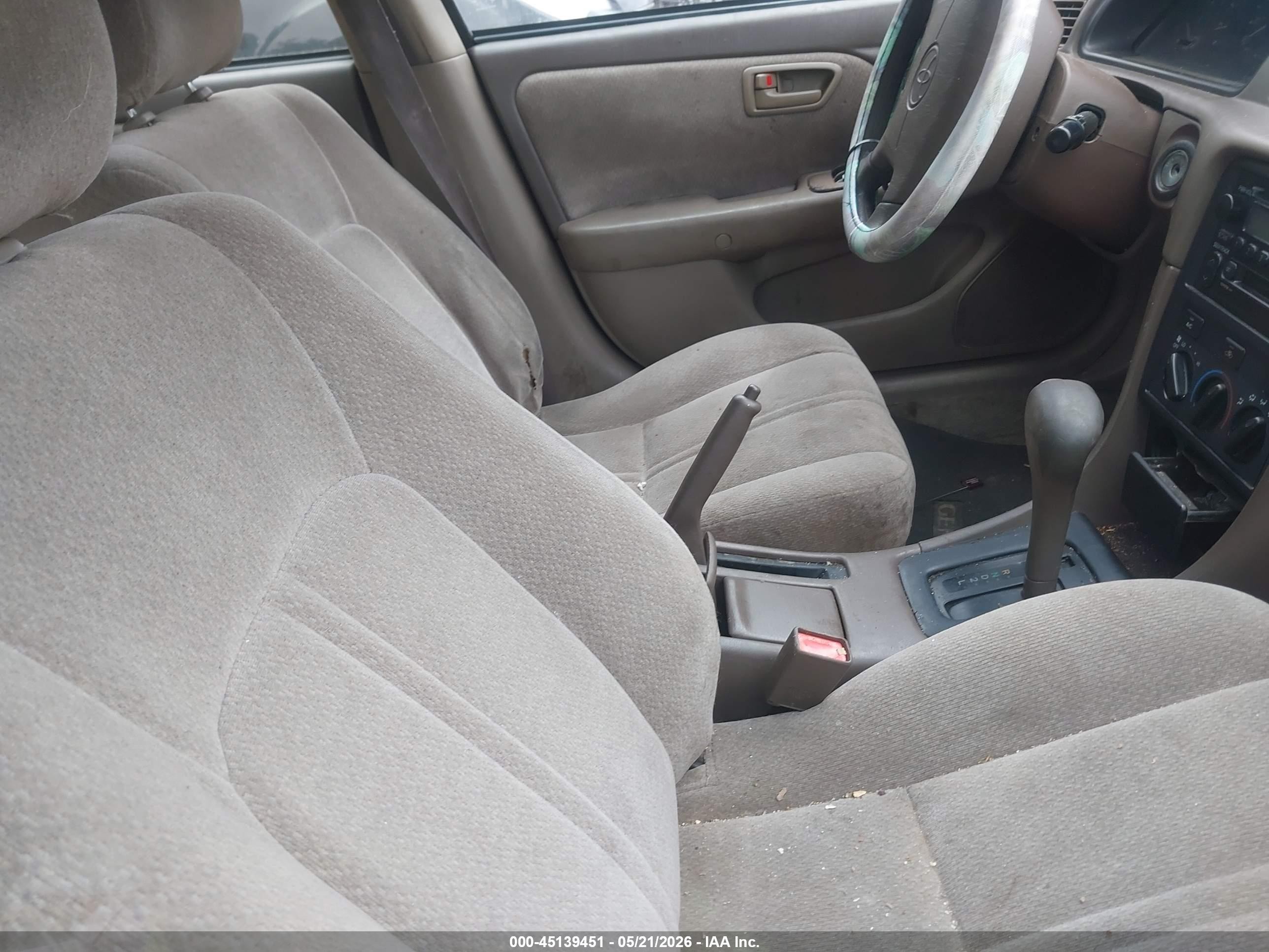 2001 Toyota Camry Le Gold vin: 4T1BG22K71U768661