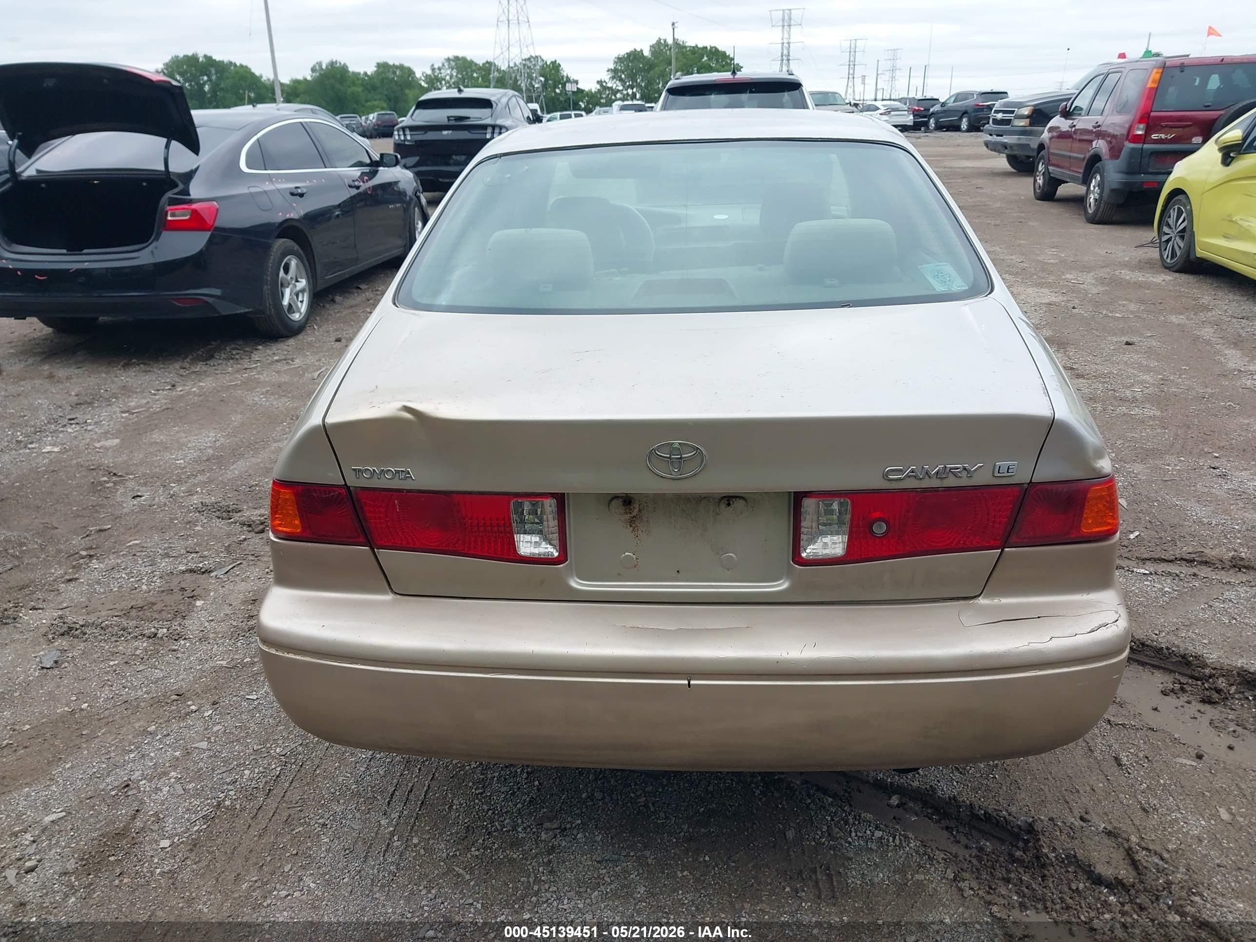 2001 Toyota Camry Le Gold vin: 4T1BG22K71U768661