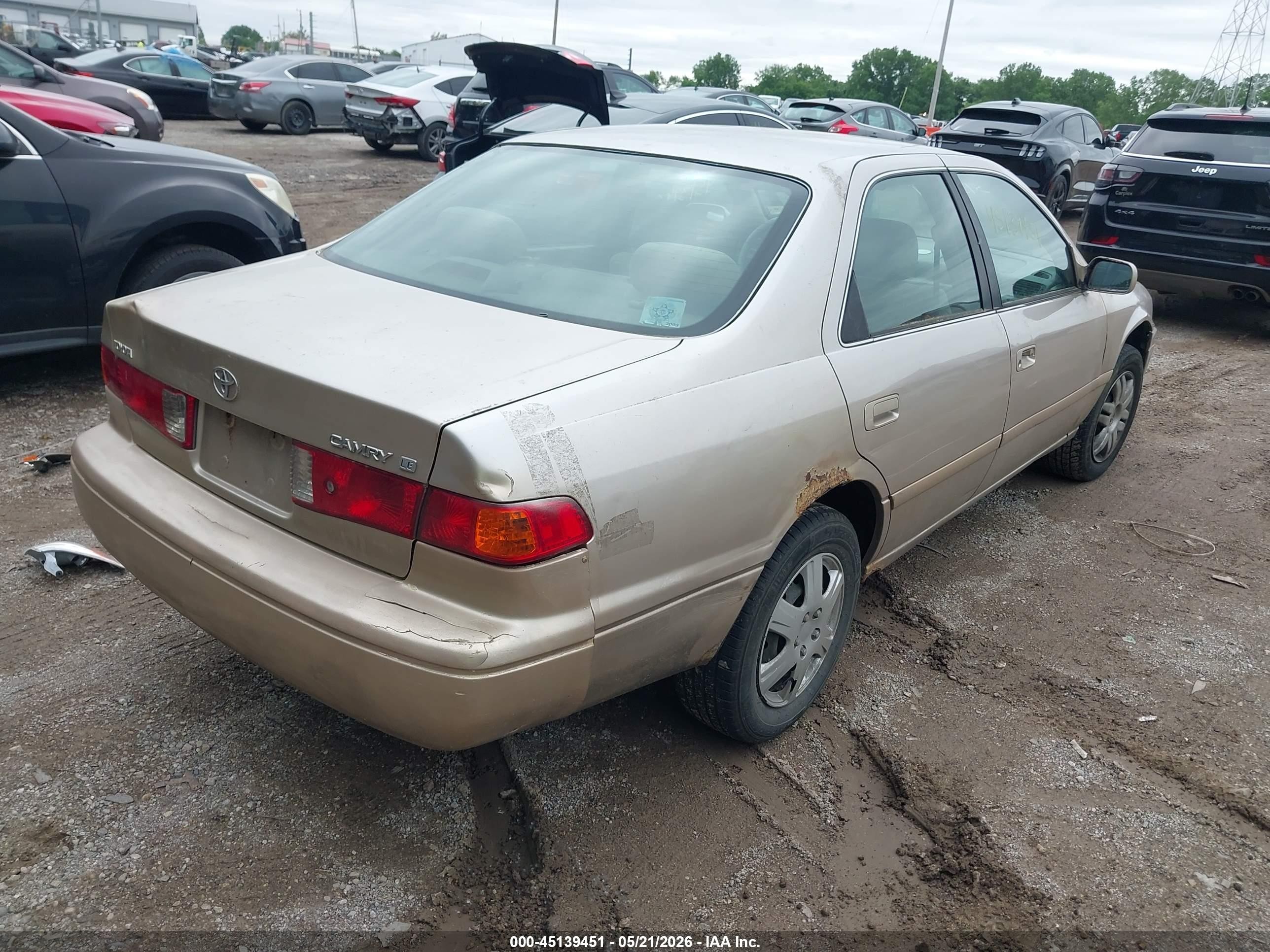 2001 Toyota Camry Le Gold vin: 4T1BG22K71U768661